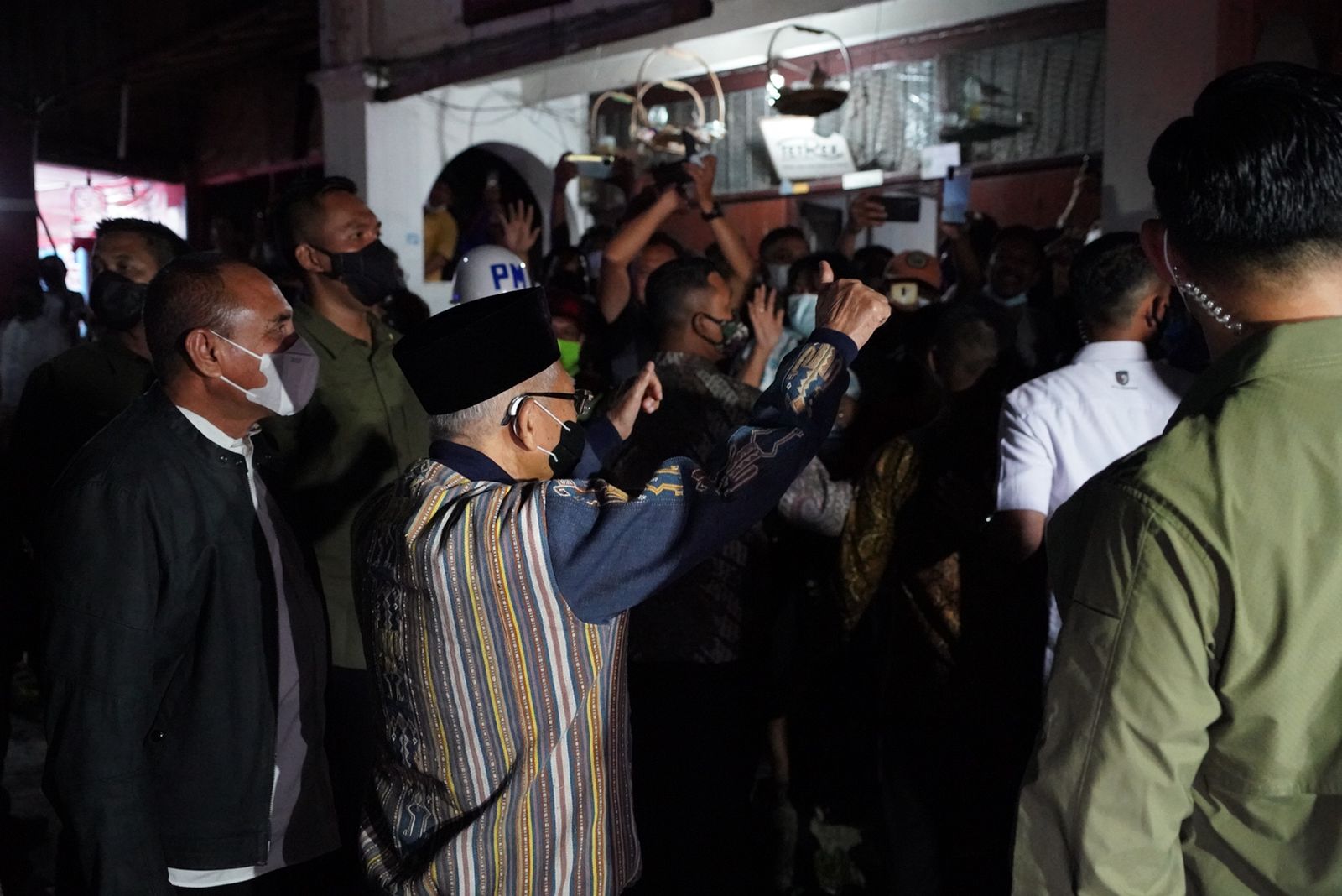 Wakil Presiden Ma'ruf Amin menyapa masyarakat Parapat, Sumatera Utara