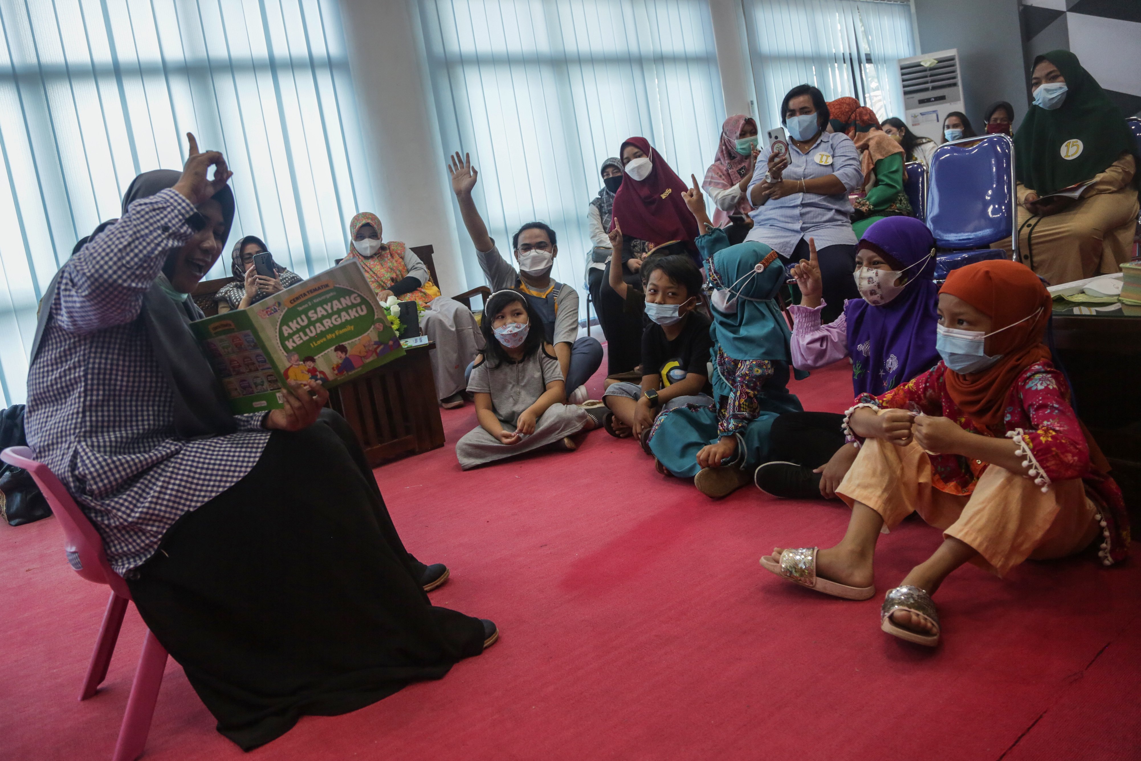 Peserta mendongeng di depan anak-anak saat mengikuti lomba mendongeng di Aula Dinas Perpustakaan dan Arsip Kota Palangkaraya, Kalteng.