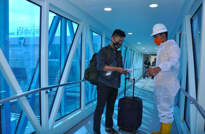 Petugas Pelindo 1 memeriksa dokumen penumpang KM Kelud di terminal penumpang Bandar Deli Pelabuhan Belawan Medan, Sumatera Utara, kemarin.  