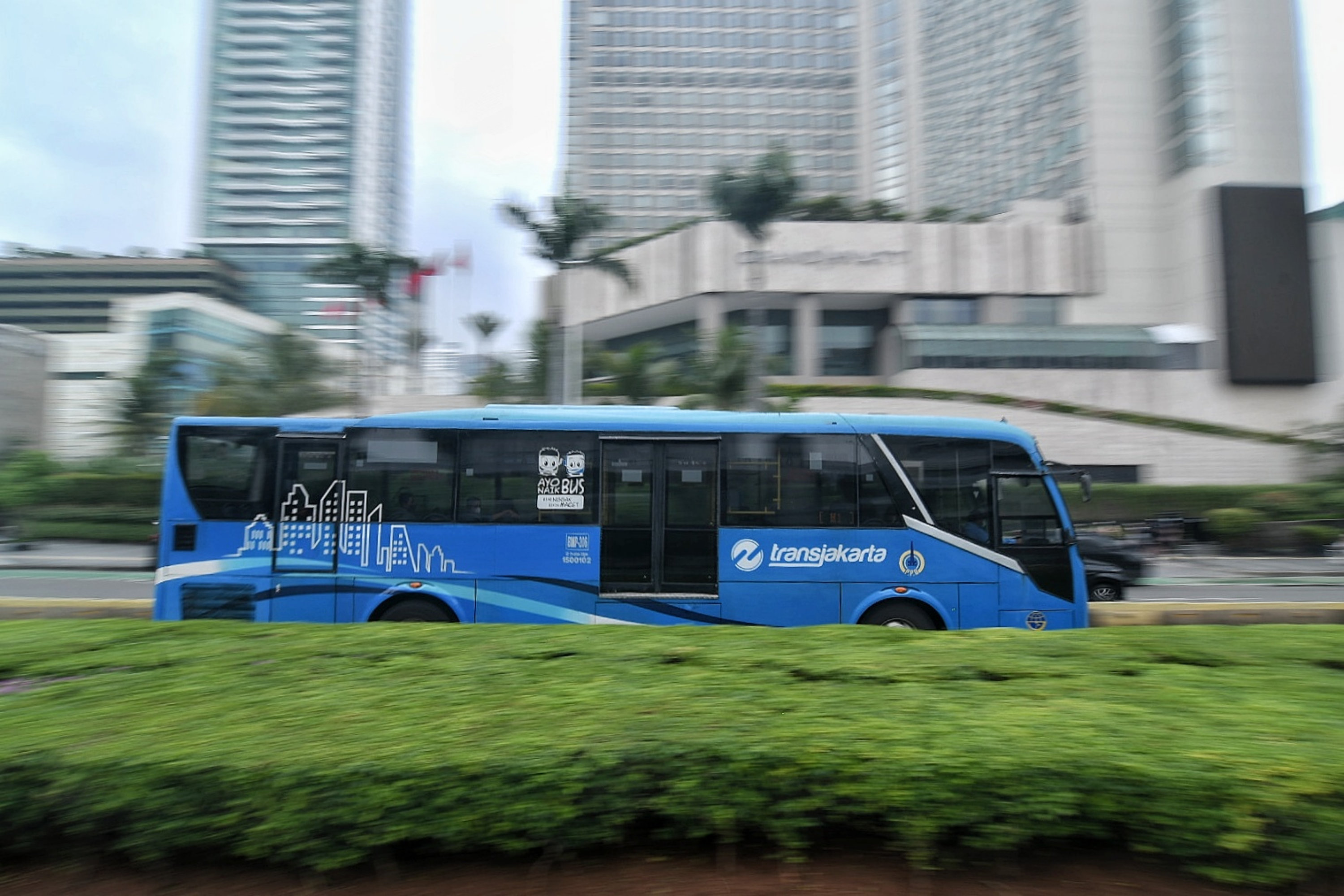 Ilustrasi--Armada bus TransJakarta melintasi kawasan Bundaran Hotel Indonesia, Jakarta.