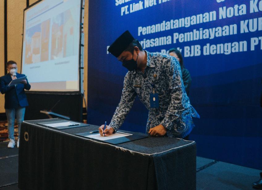 Acara penandatangan kerja sama antara Link Net dan Pemprov Jawa Darat dalam mendukung terwujudnya 'Jabar Digital Province.'