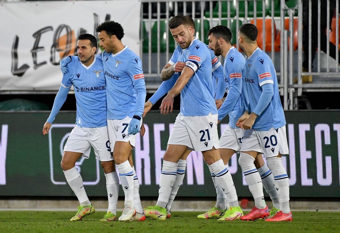 Para pemain Lazio melakukan selebrasi usai mencetak gol ke gawang Venezia di laga Serie A.