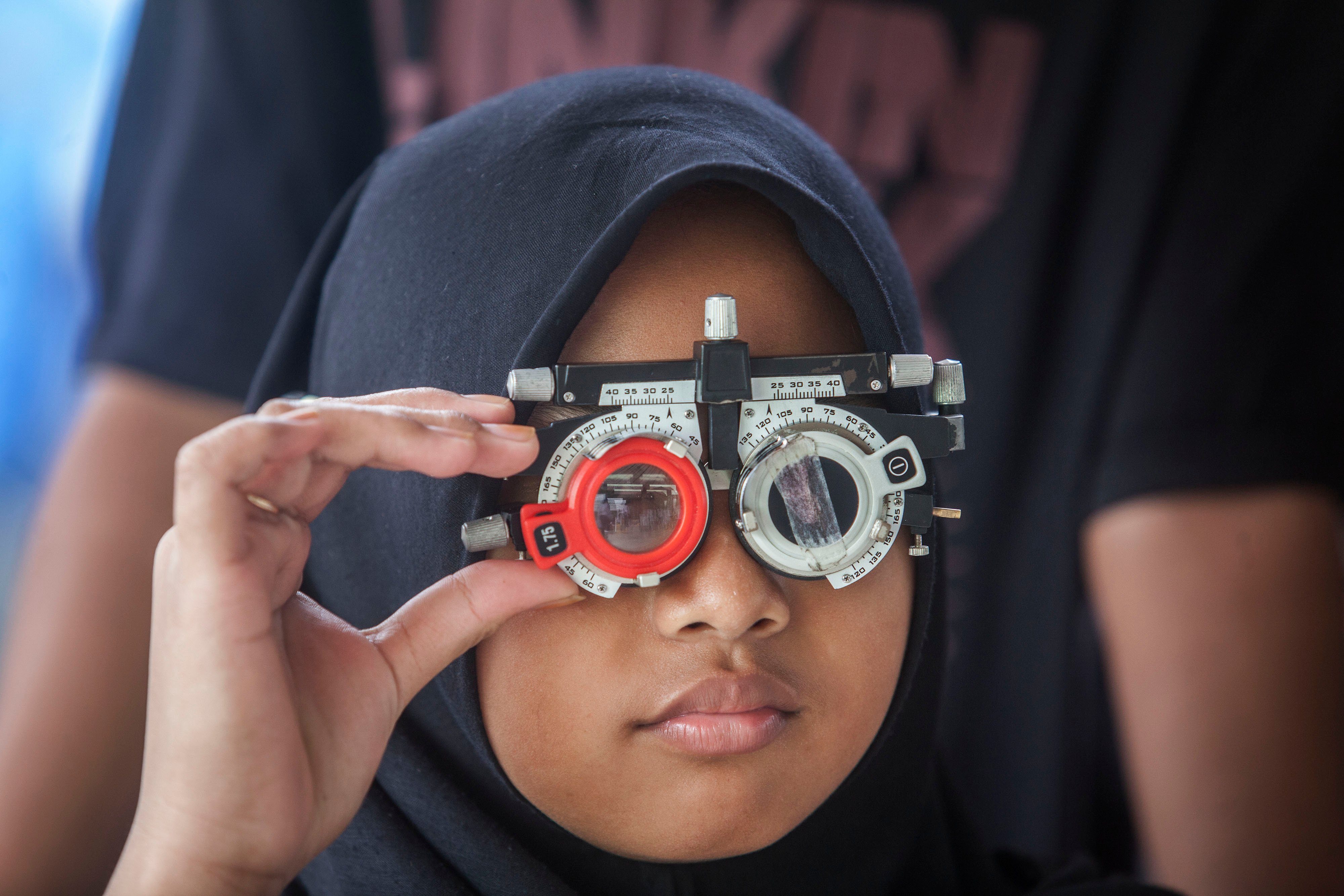 Ilustrasi--Seorang anak menjalani pengukuran lensa kacamata saat bakti sosial LPMK Cokrodiningratan di Jetis, Yogyakarta.