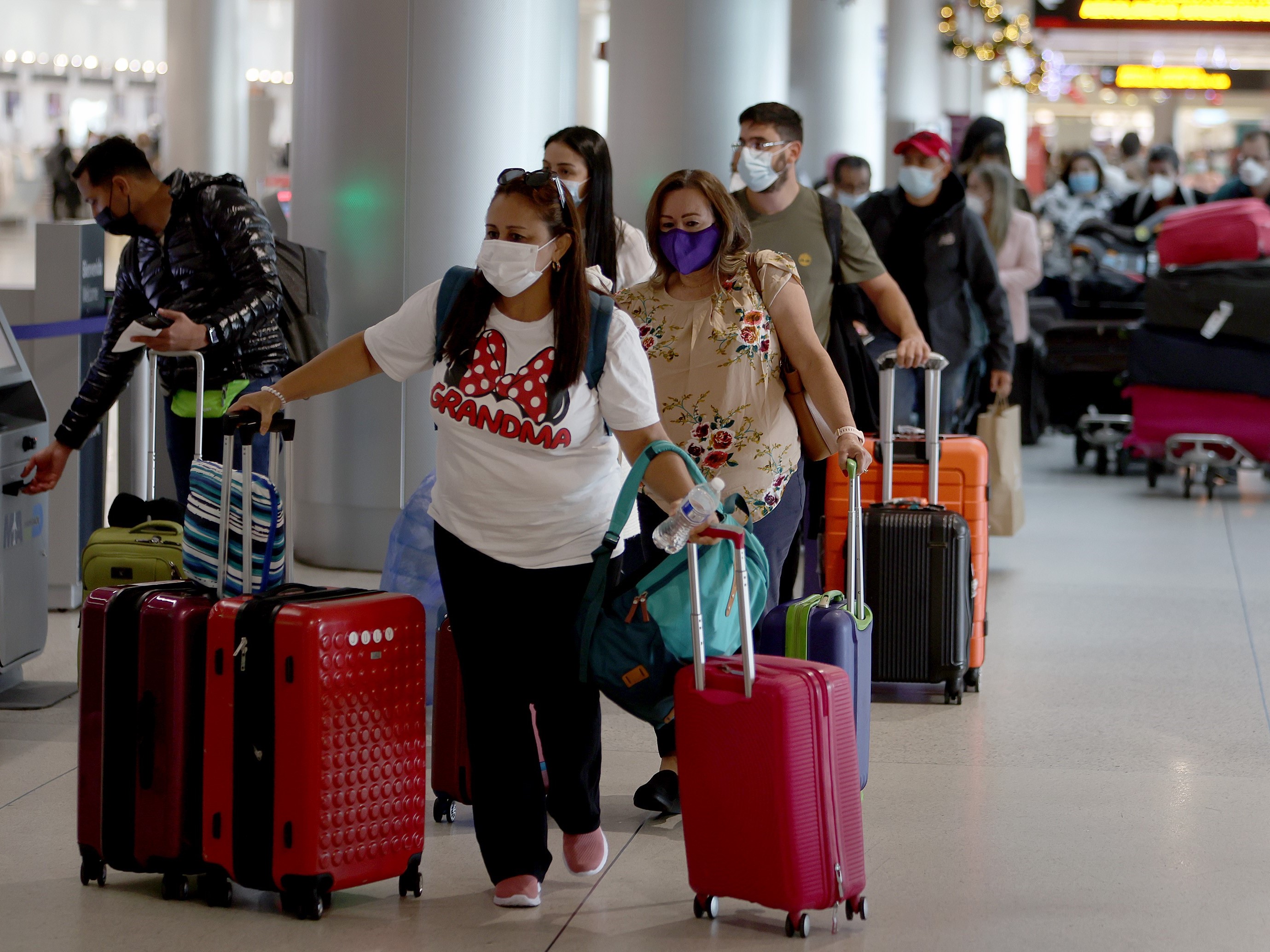 Wisatawan berjalan di Bandara Internasional Miami pada 28 Desember 2021, Florida, AS.