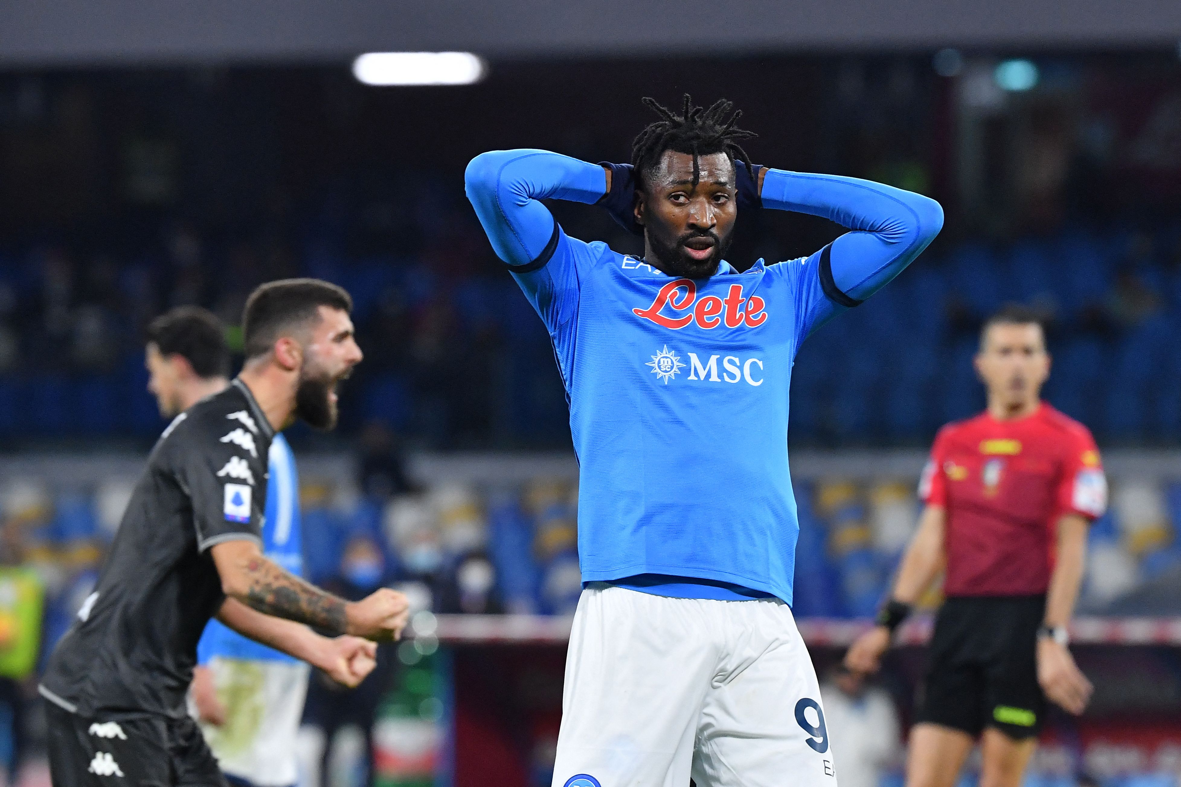 Bek Napoli Andre-Frank Zambo Anguissa bereaksi saat Empoli mencetak gol dalam laga Serie A.