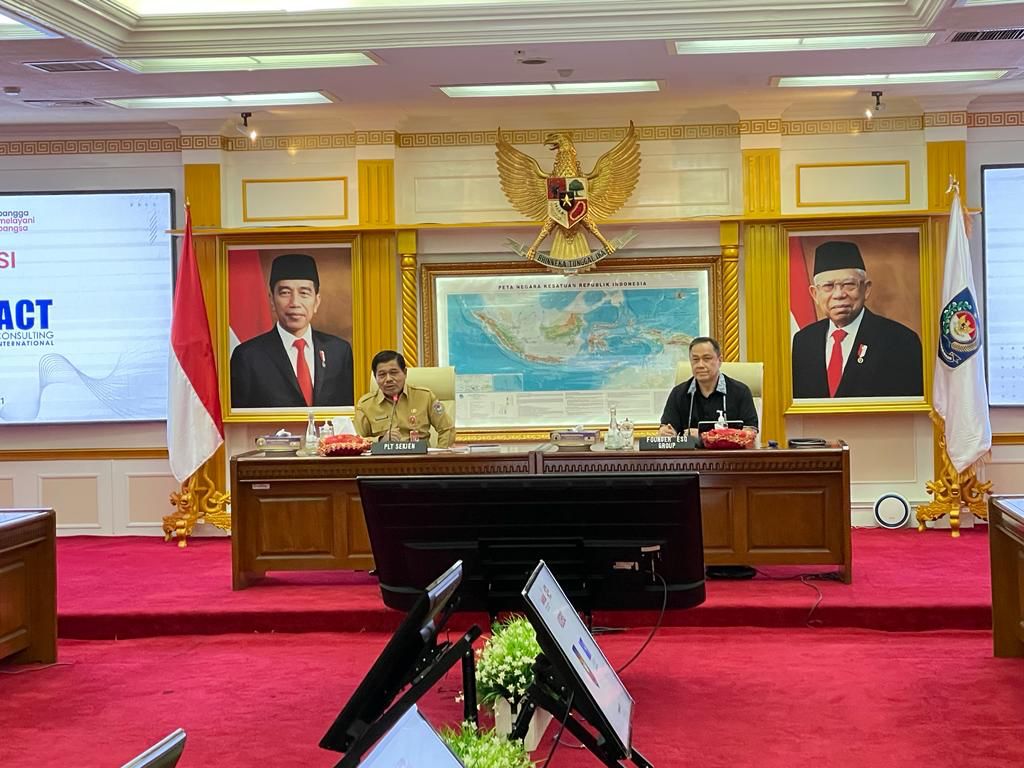 Plt Sekjen Kemendagri Suhajar Diantoro (kanan) bersama  tokoh pembangunan karakter Ary Ginanjar.