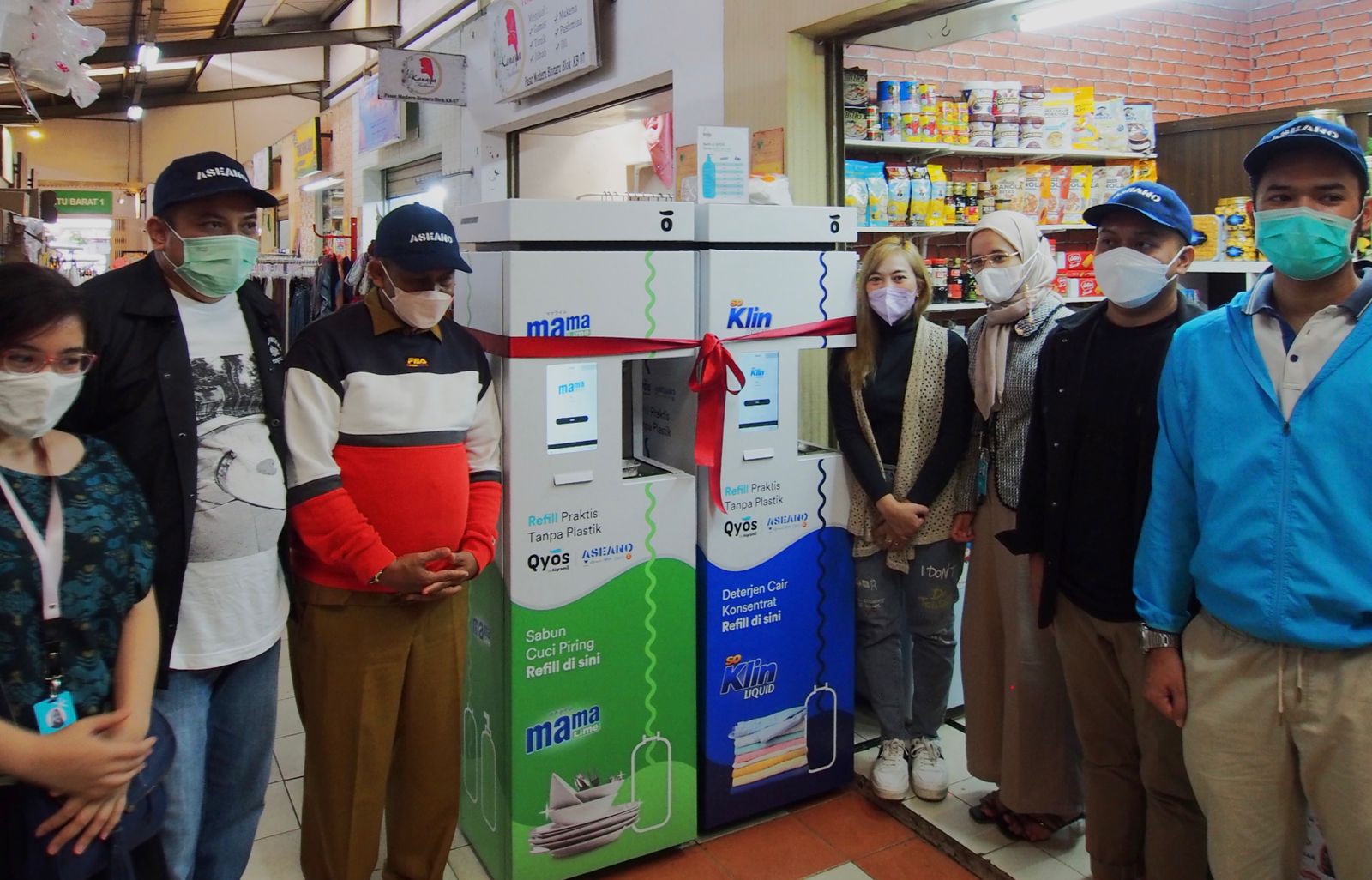 Mesin isi ulang ramah lingkungan Qyos di Pasar Modern Bintaro, Tangerang Selatan. 