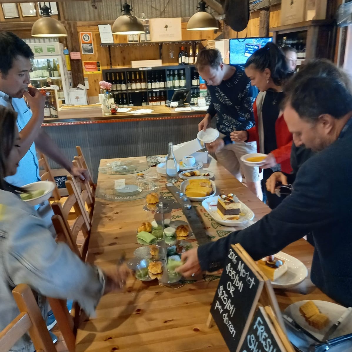 Pengunjung menikmati sajian jajan pasar khas Indonesia. 