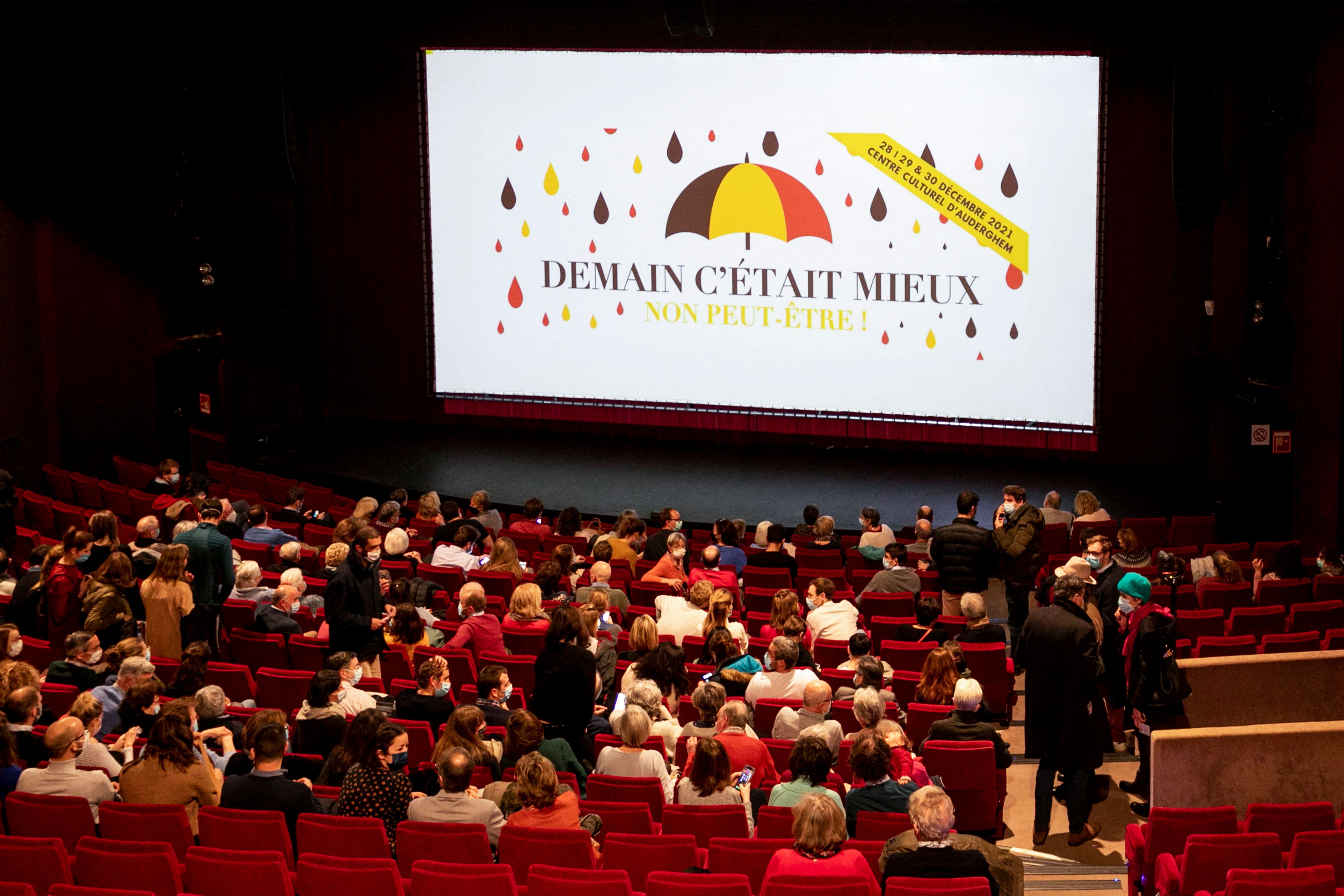 Warga menonton pertunjukkan di Centre Culturel di Brussels, Belgia.