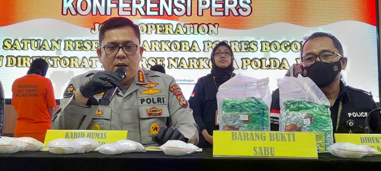 Kabid Humas Polda Jawa Barat Kombes Erdi Adrimulan Chaniago (kiri)