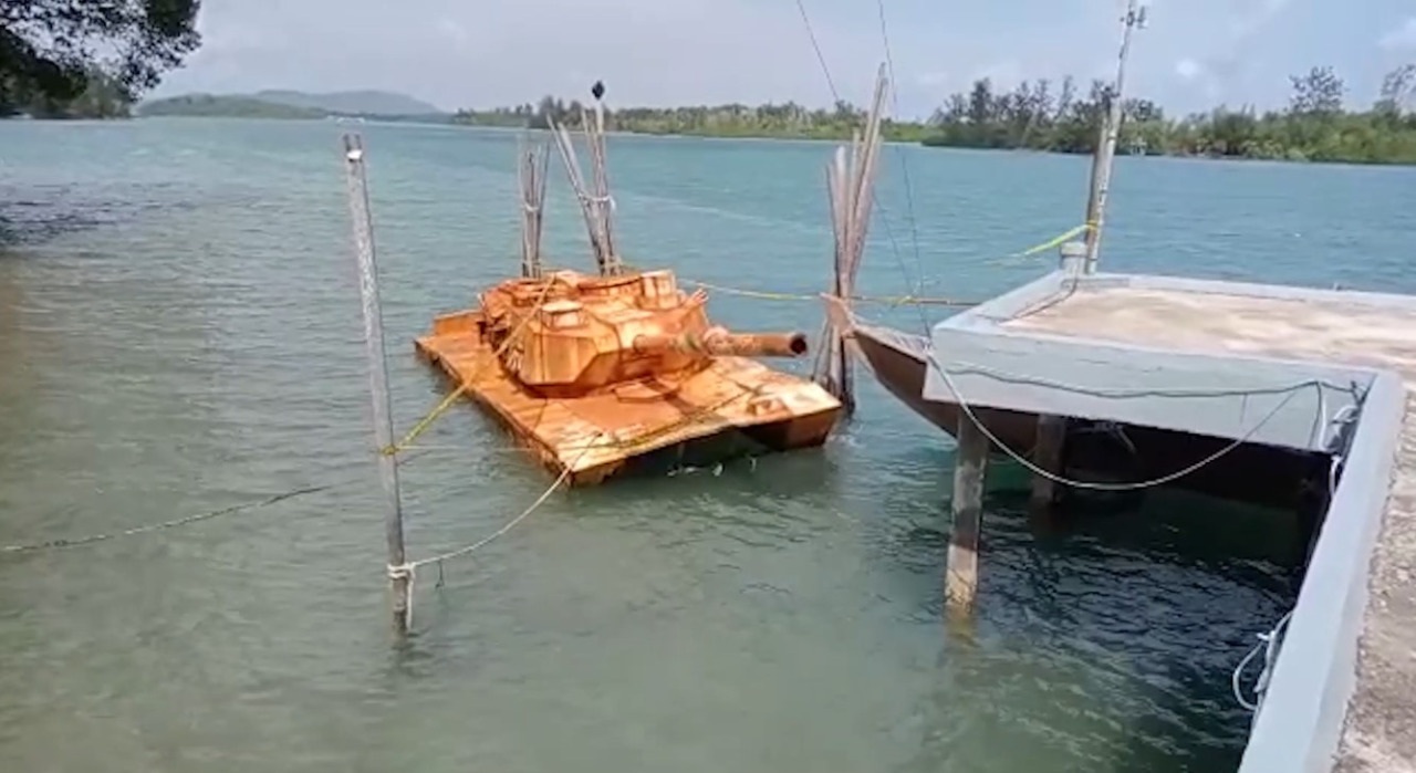 Benda mirip tank ditemukan nelayan di perairan Pulau Cempedak, Desa Air Glubi, Bintan Pesisir, Bintan, Kepulauan Riau,  Senin (27/12/2021).