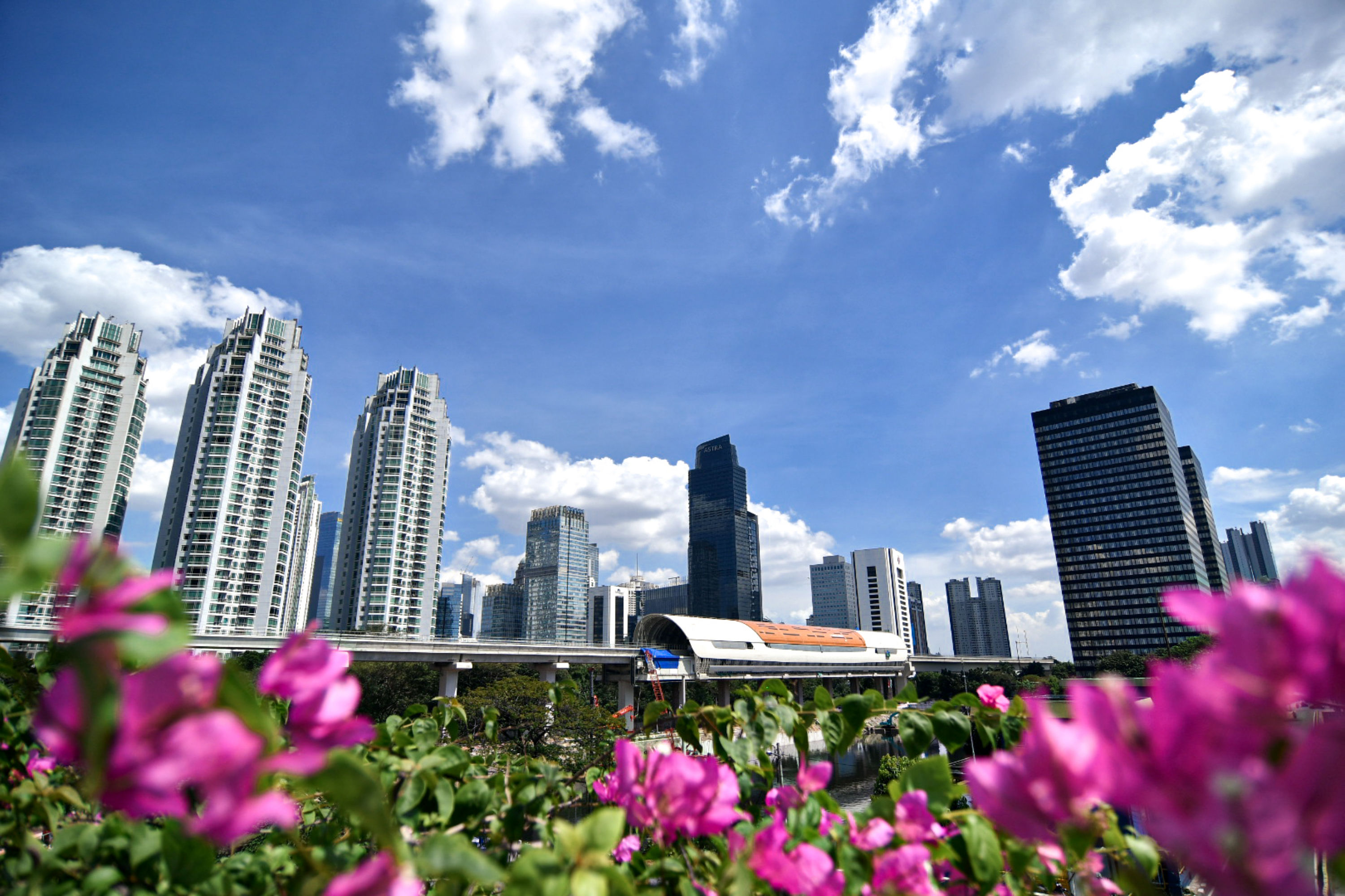 Deretan gedung perkantoran di kawasan Kuningan, Jakarta, Senin (12/7/2021).