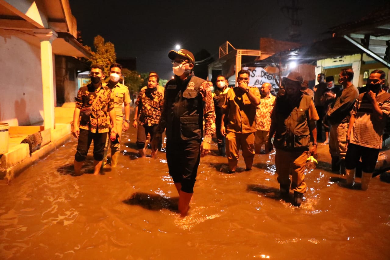 Bupati Sidoarjo Ahmad Muhdlor mengecek langsung kondisi tiga desa yang banjir pada Senin malam (6/12).