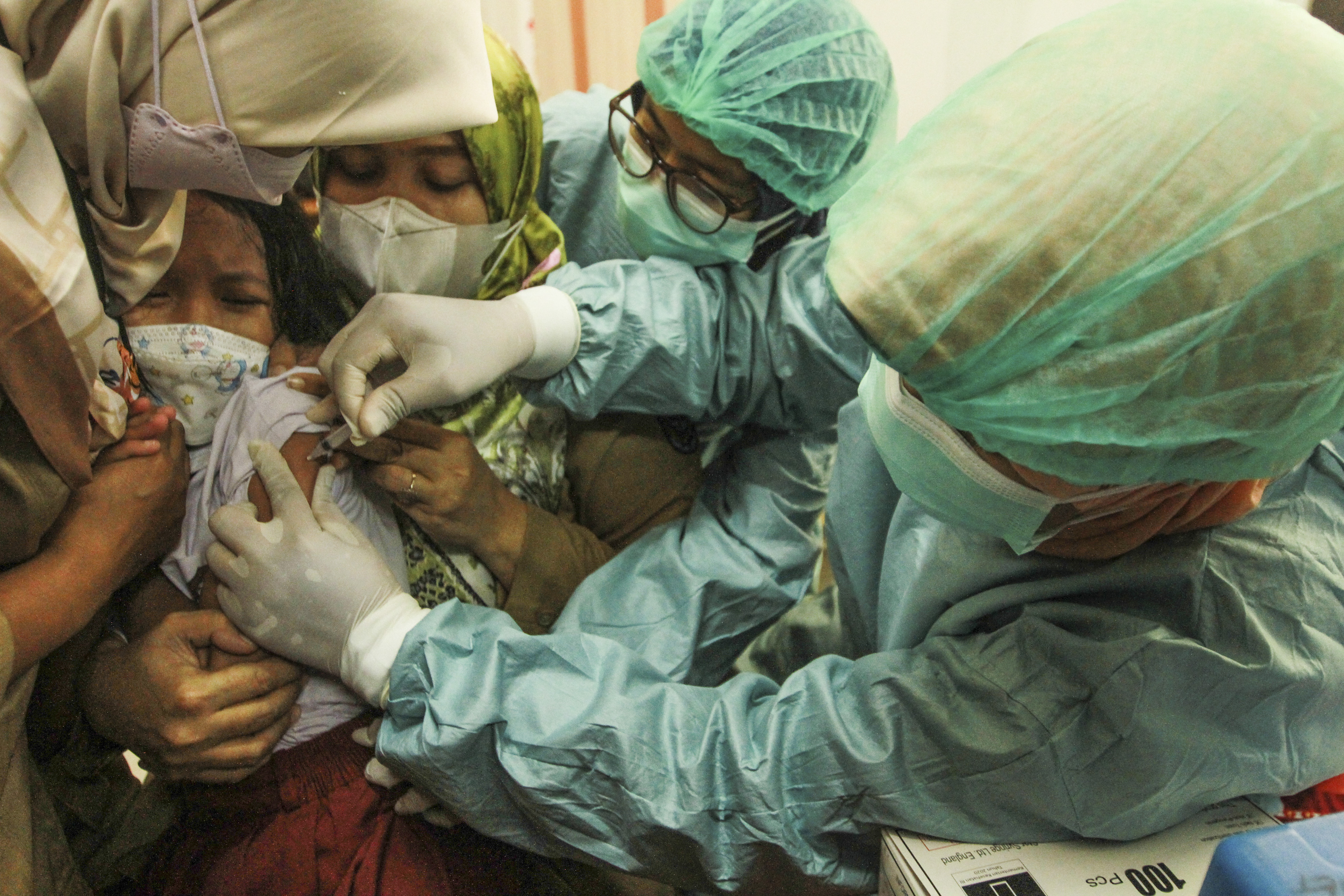 Tenaga kesehatan menyuntikan vaksinasi COVID-19 kepada siswa di SDN 01 Depok, Depok, Jawa Barat, Selasa (14/12/2021)