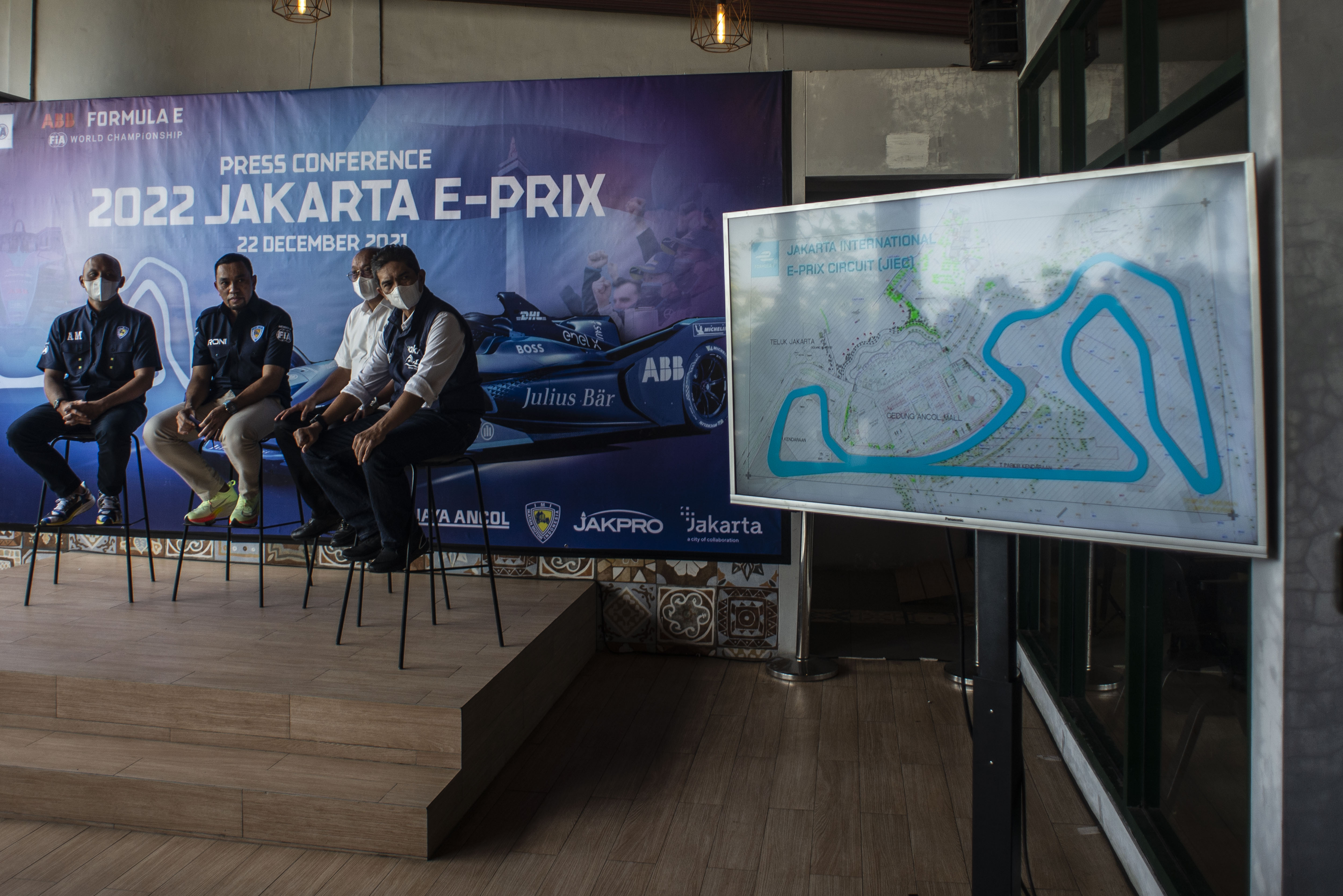 Presidentasi denah sirkuit saat memberikan keterangan pers tentang 2022 Jakarta E-Prix di kawasan Taman Impian Jaya Ancol, Jakarta.