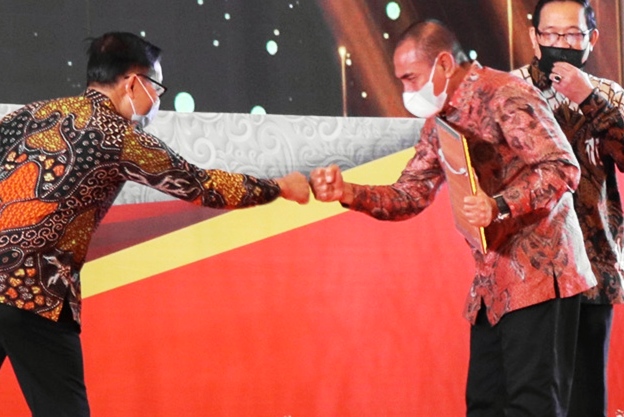  Gubernur Sumut Edy Rahmayadi (kedua kanan) saat menerima piagam penghargaan Anugerah Meritokrasi KASN, Selasa (7/12). 