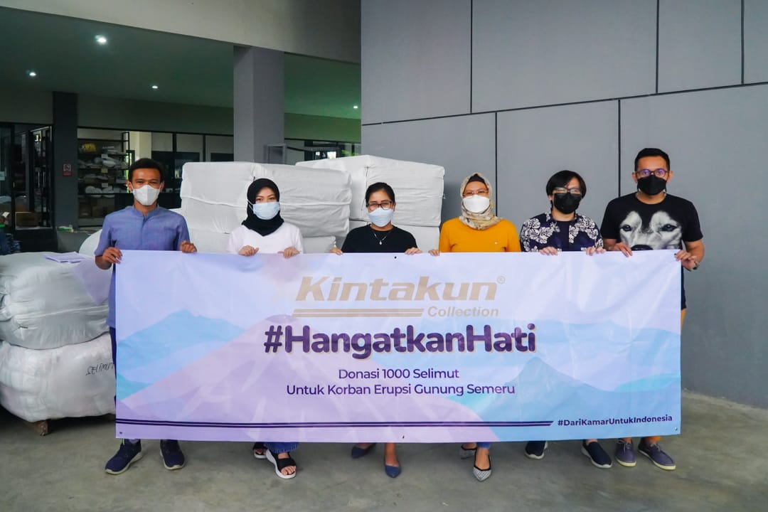 Bantuan selimut Kintakun disalurkan melalui BPBD Kabupaten Lumajang, Jawa Timur.