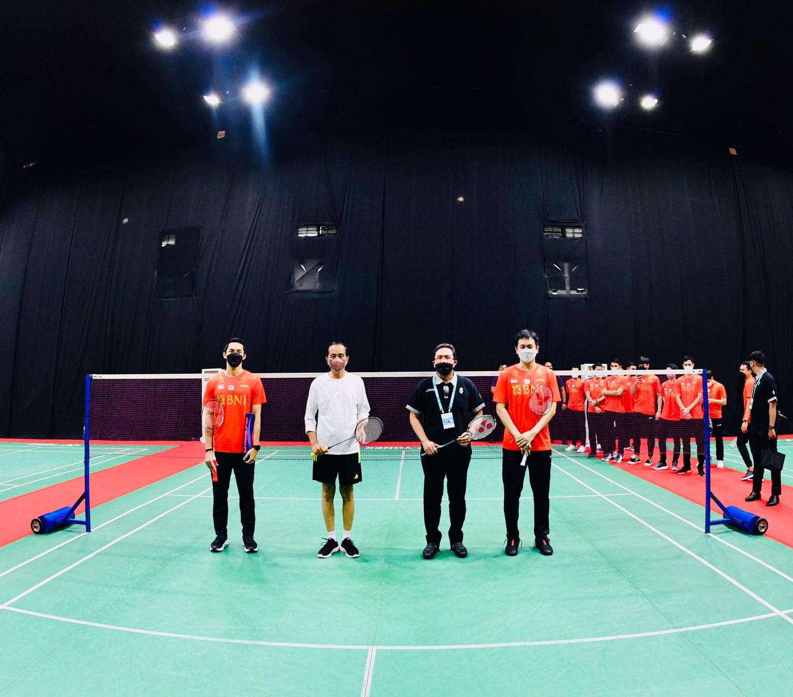 Presiden Joko Widodo berfoto bersama Ketua Umum PBSI Agung Firman Sampurna  beserta Jonataha Chritie dan hendra Setiawan usai bertanding