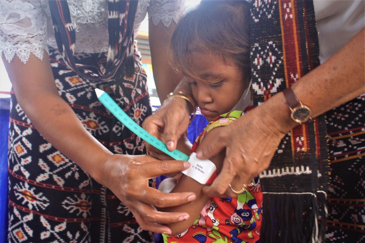 Kader Posyandu mengukur lingkar lengan untuk mendeteksi stunting di Kupang, Nusa Tenggara Timur