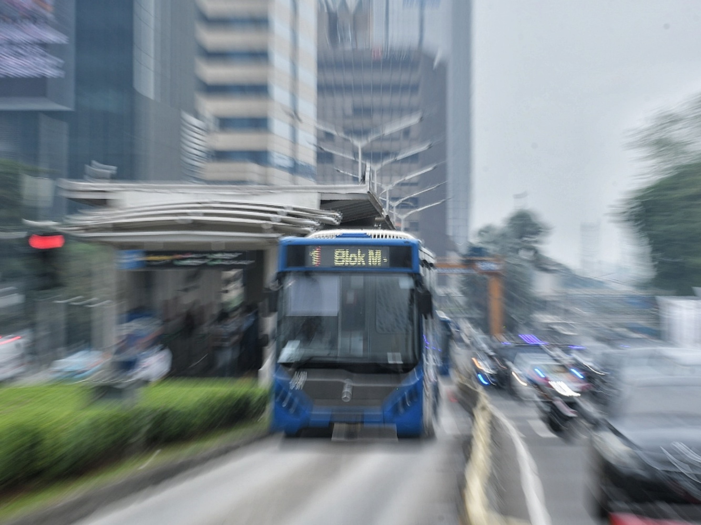 Armada bus Trans-Jakarta melintasi kawasan Bundaran Hotel Indonesia, Jakarta, Selasa (7/12/2021).