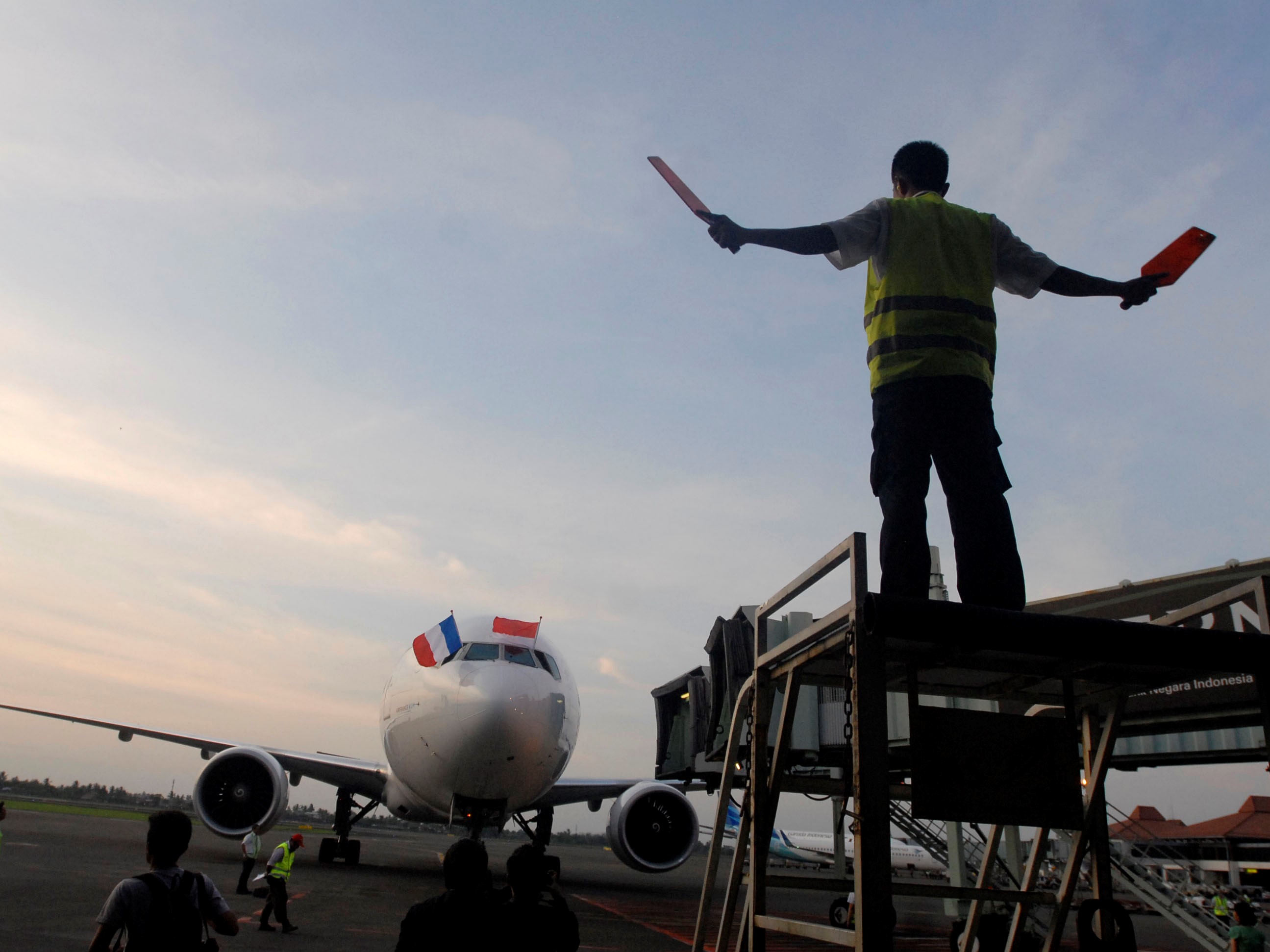 Seorang juru parkir mengatur pesawat Air France setibanya di Terminal 2D, Bandara Internasional Soekarno Hatta, Tangerang, Banten.