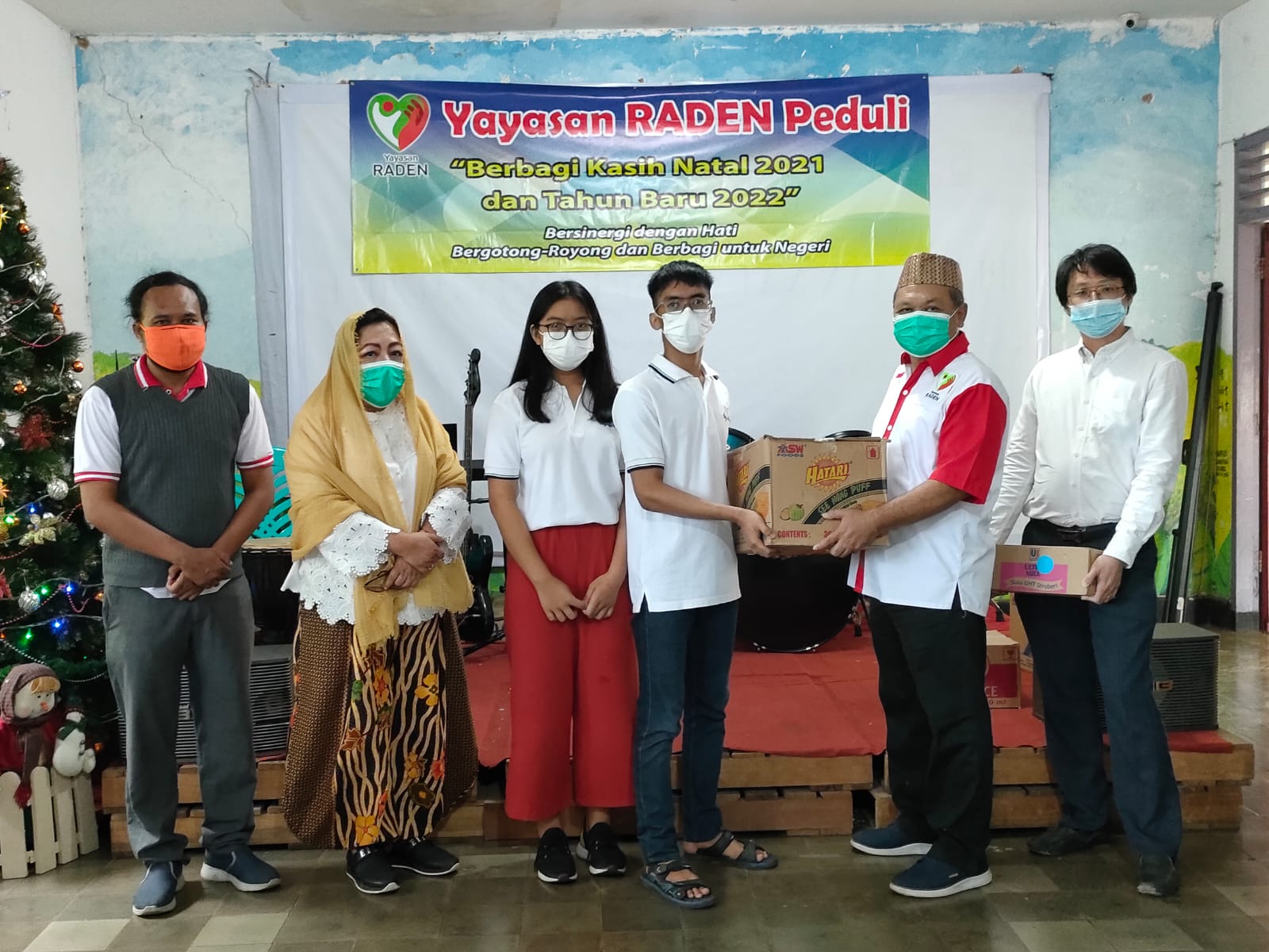 Dalam rangka menyambut Natal dan Tahun Baru  Yayasan RADEN memberi sumbangan ke panti asuhan.
