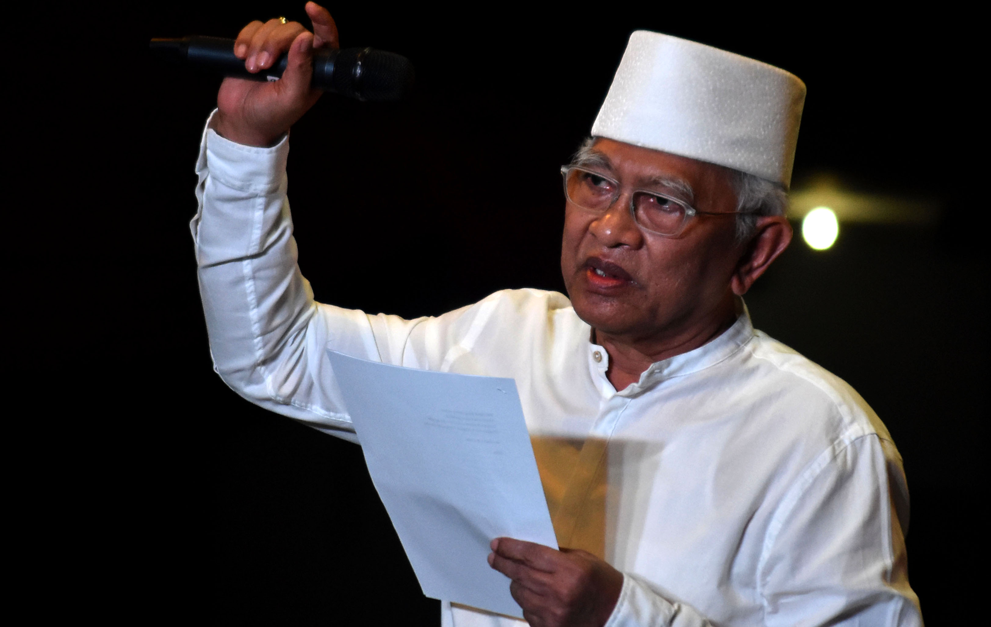 KH Ahmad Mustofa Bisri atau Gus Mus