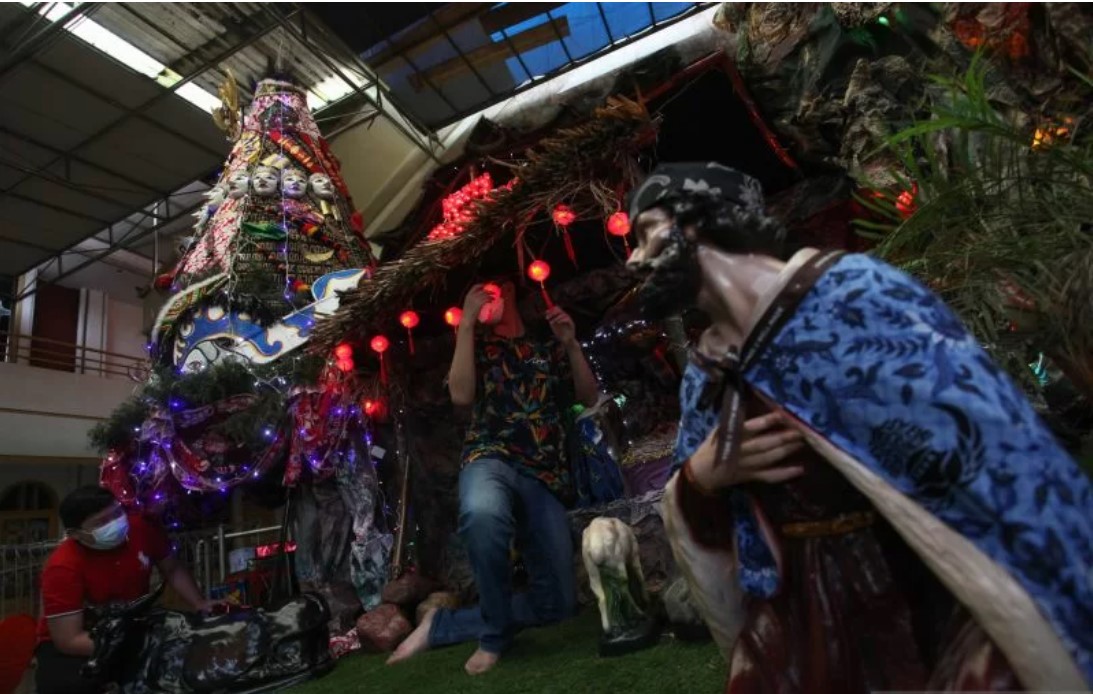 Gereja Kristus Raja Surabaya Hadirkan Ornamen Nusantara di Pohon Natal