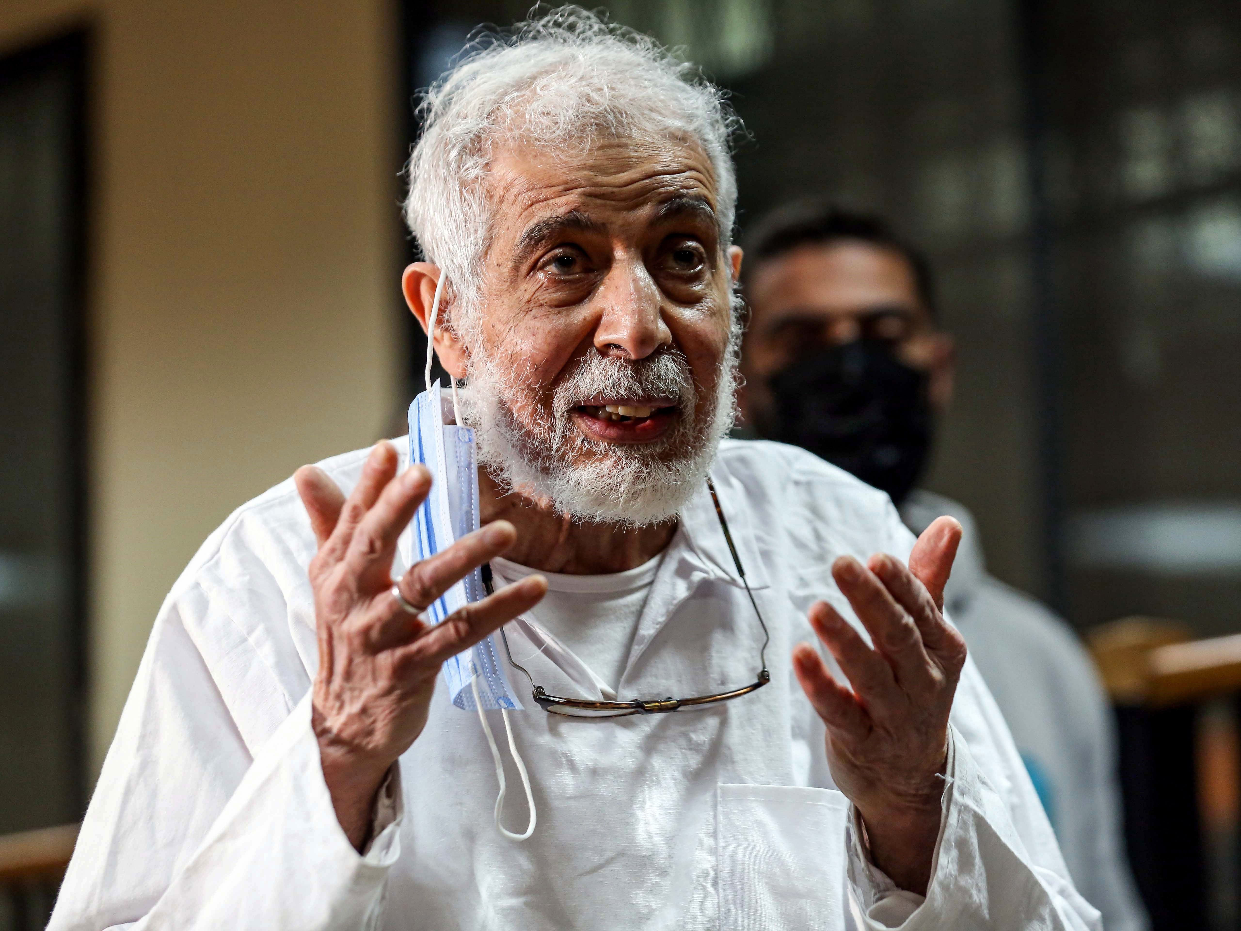 Mahmud Ezzat, penjabat pemimpin Ikhwanul Muslimin Mesir, berbicara selama sesi persidangan di ruang sidang sementara.