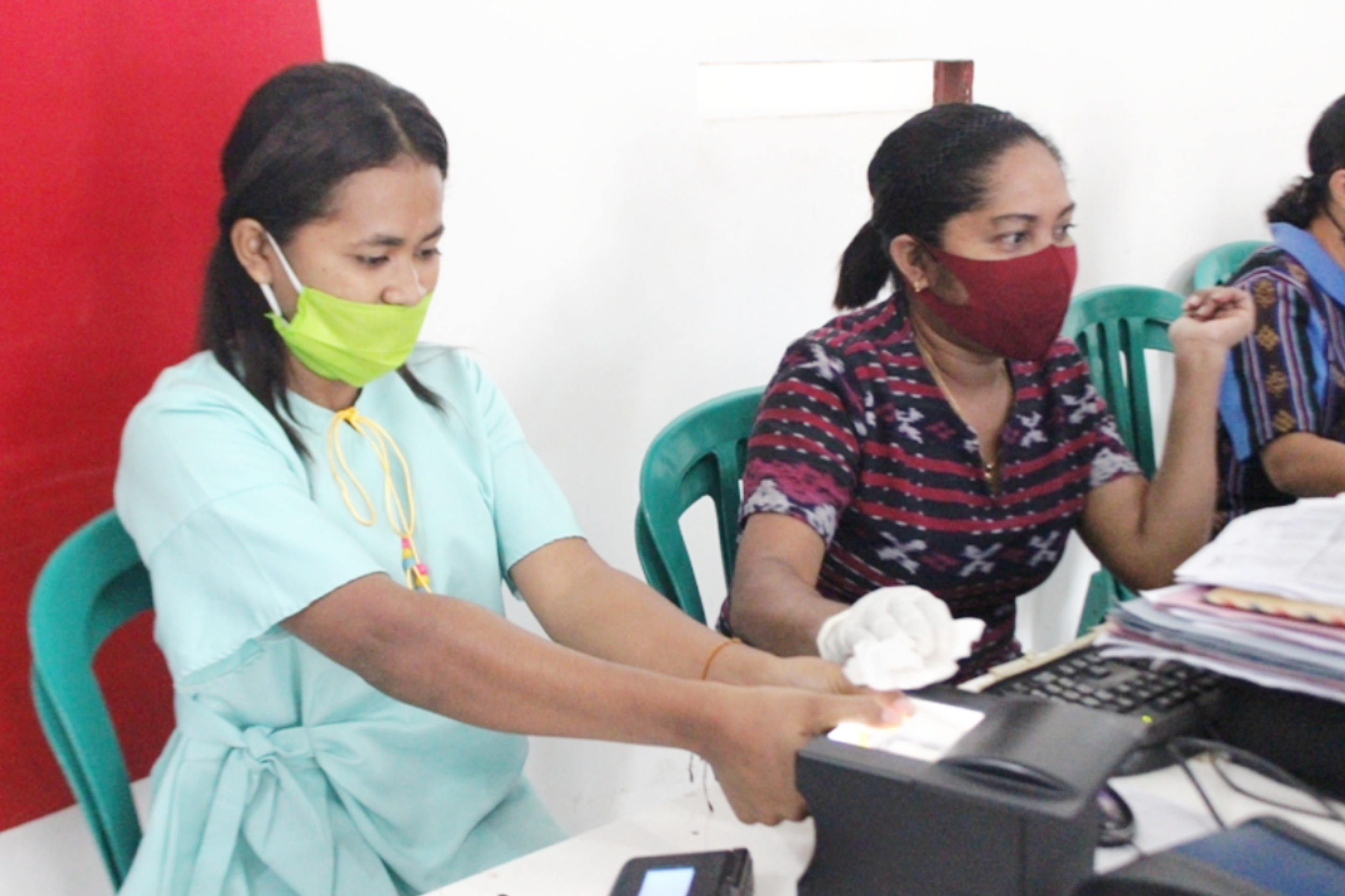 Warga Sikka sedang mengikuti proses perekaman KTP-E.