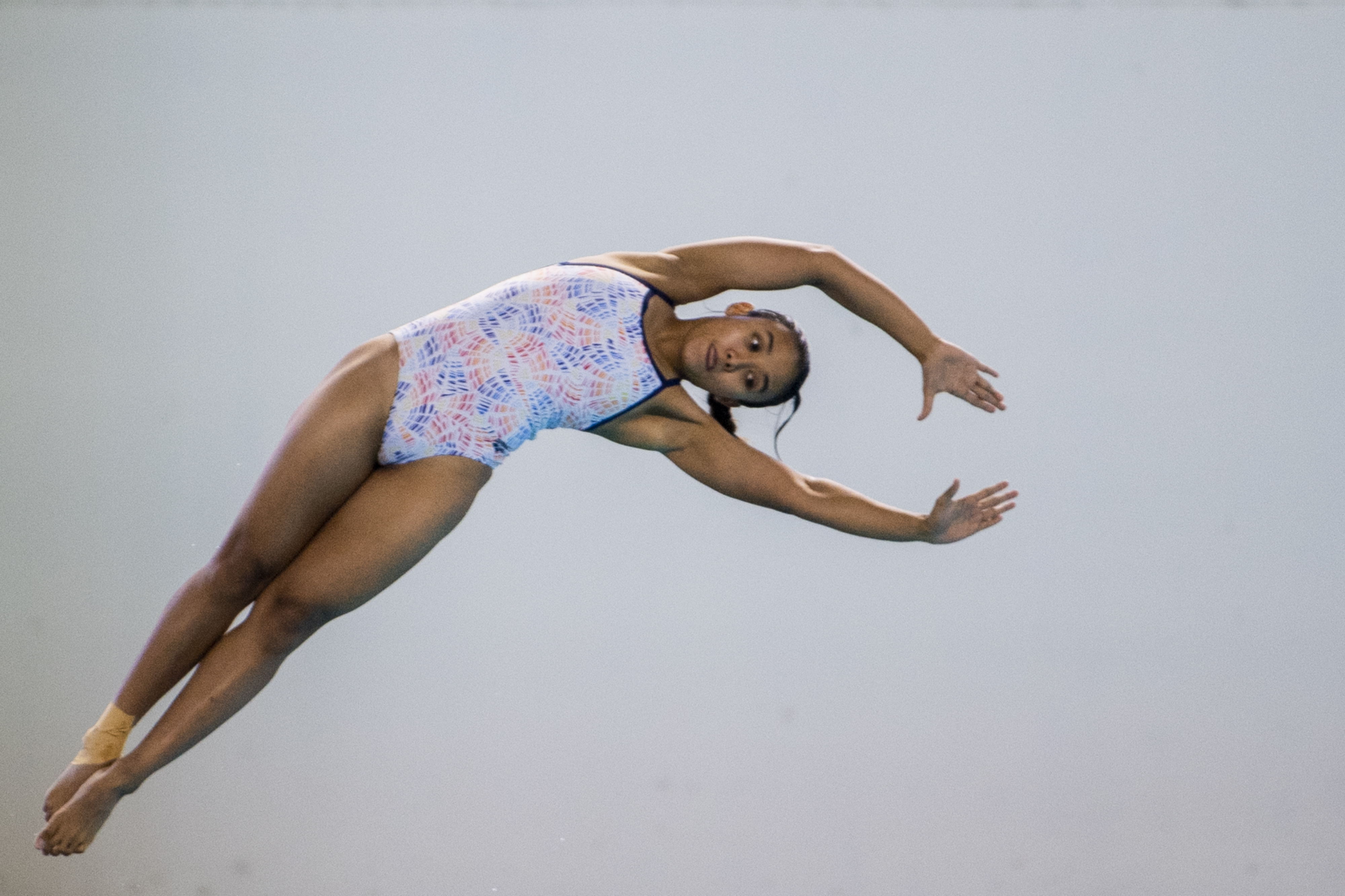 Atlet loncat indah DKI Jakarta Linadini Yasmin beraksi di final Loncat Indah nomor Menara Putri PON 2020.