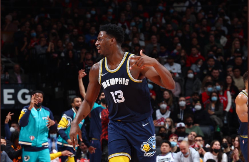 Pemain Mmephis Grizzlies melakukan selebrasi usai mencetak poin dalam laga NBA melawan Toronto Raptors.