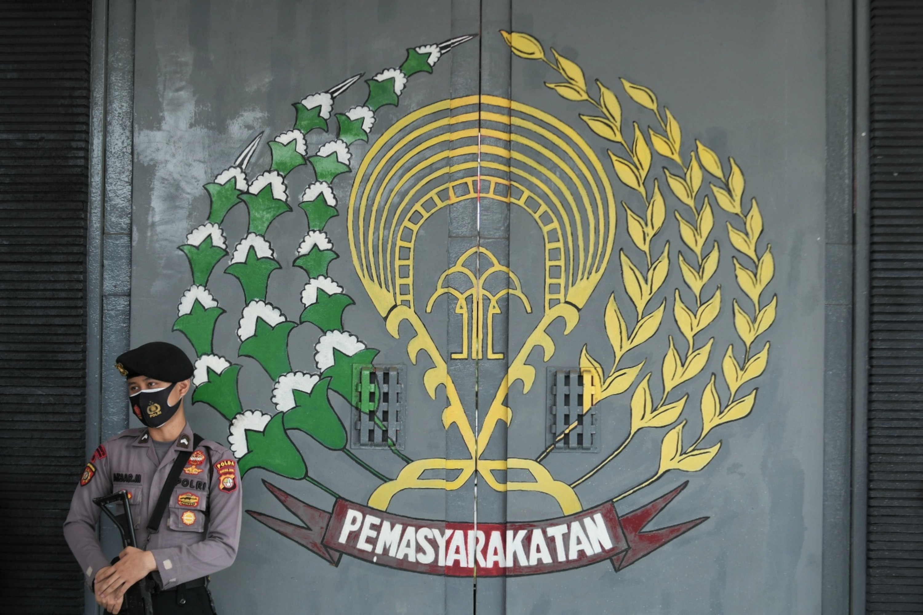  Polisi berjaga di pintu masuk di Lapas Kelas 1 A Tangerang, Banten.