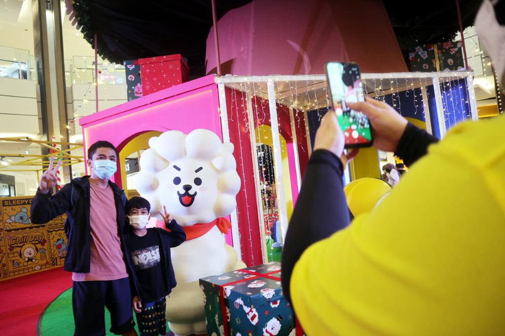 Ilustrasi. Pengunjung berfoto dengan salah satu ikon.