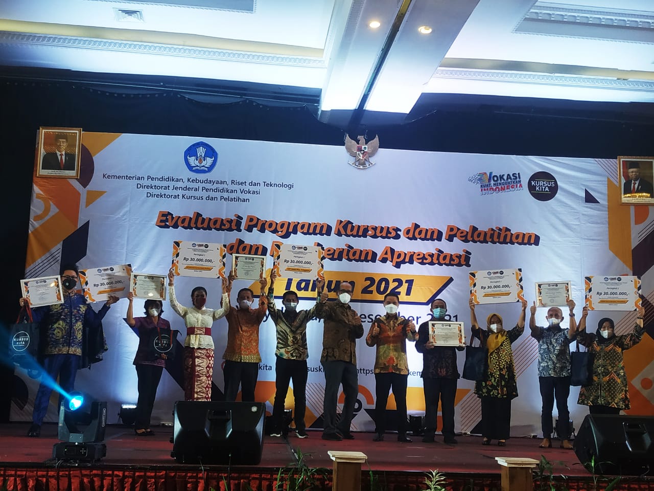 Peraih penghargaan Anugerah Lembaga Berprestasi dari Ditsuslat,Ditjen Vokasi, Kemendikbudristek, di Yogya, Kamis (16/12)