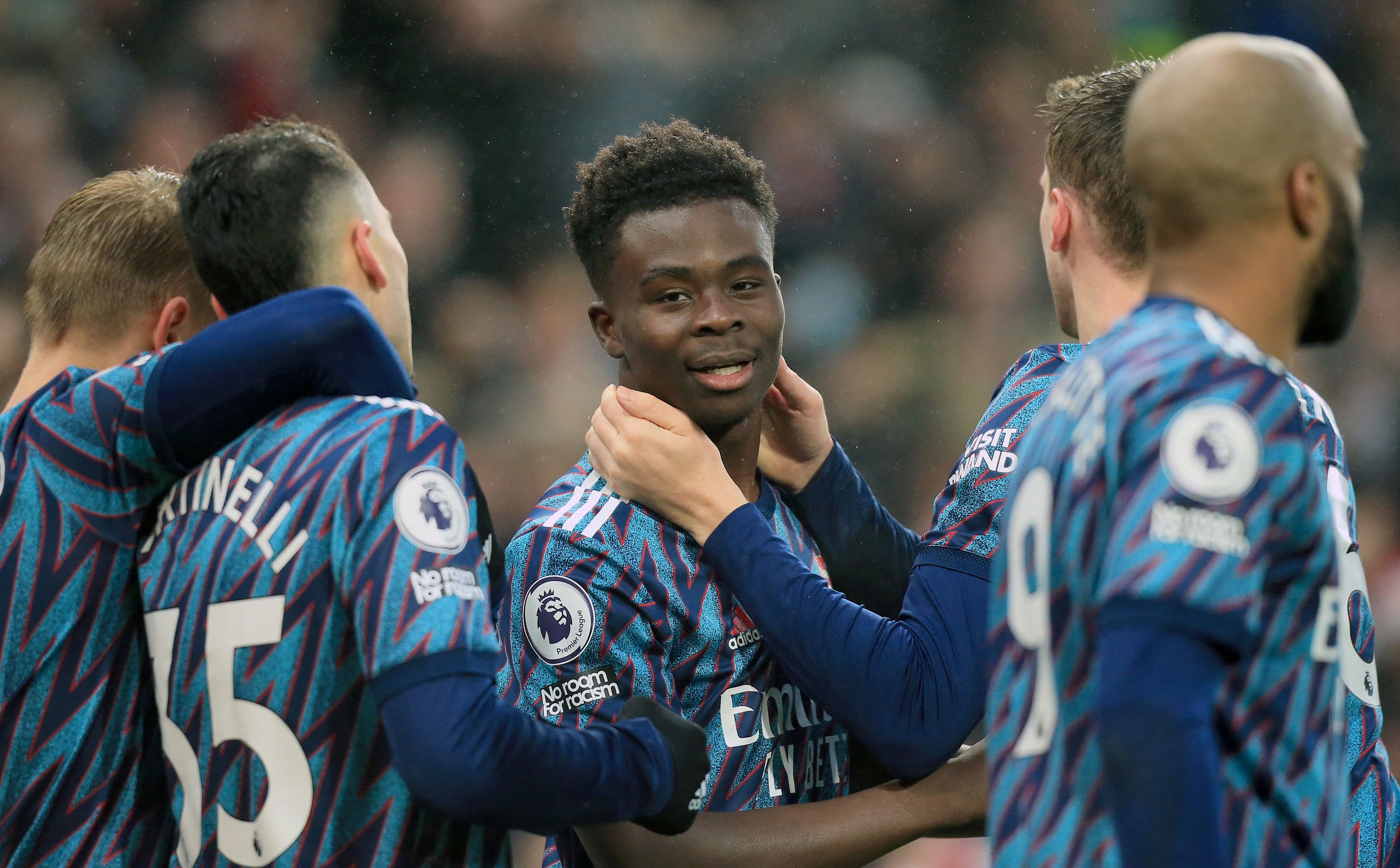 Gelandang Arsenal Bukayo Saka (tengah) melakukan selebrasi usai mencetak gol ke gawang Norwich di laga Liga Primer Inggris.