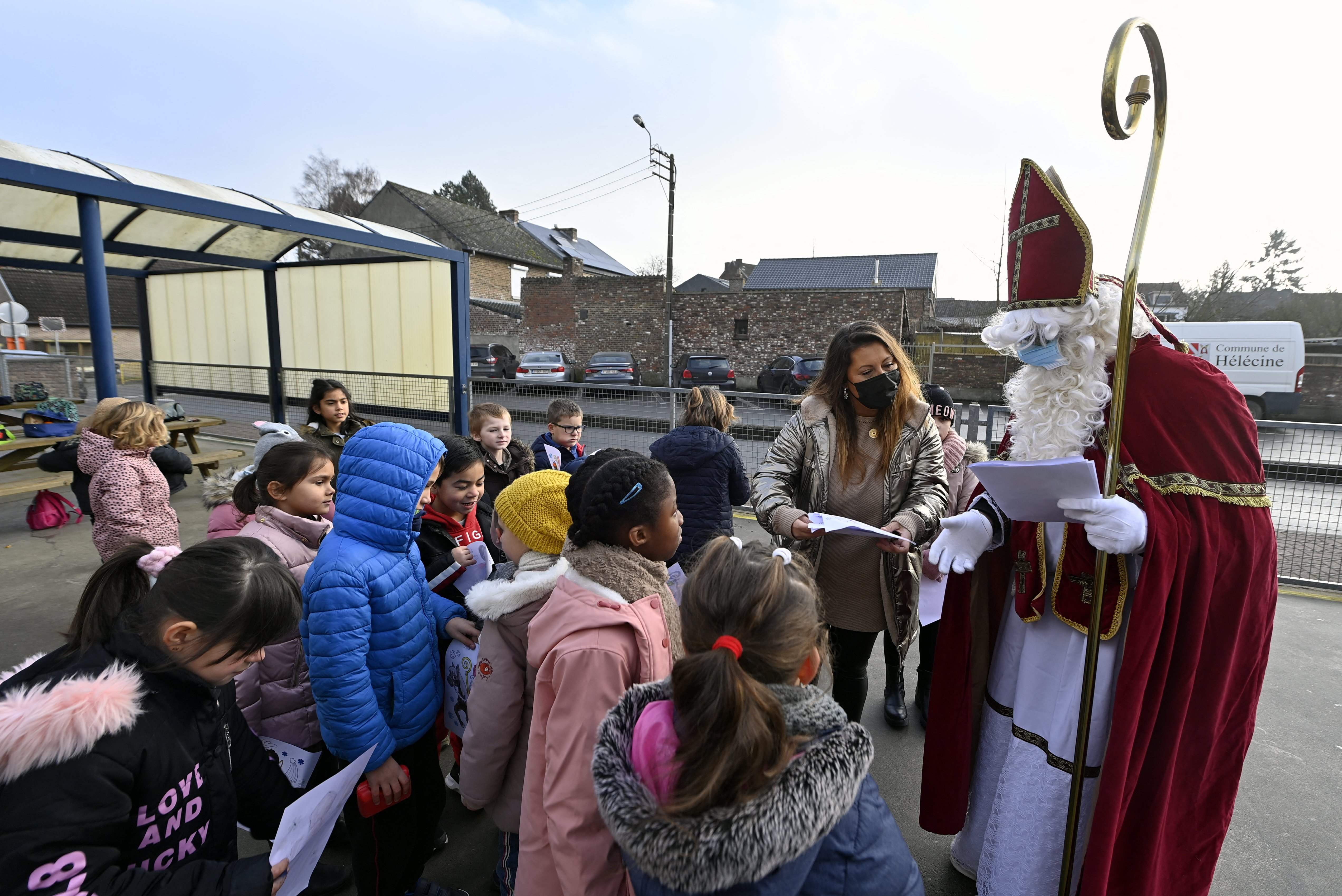 Sinterklaas mengunjungi pelajar sekolah dasar di Helecine, Belanda.