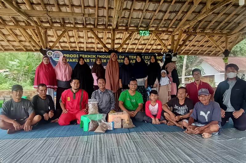 Kegiatan pengabdian kepada masyarakat dari Universitas Pancasila dengan melatih warga membuat limbah untuk energi biomassa.  