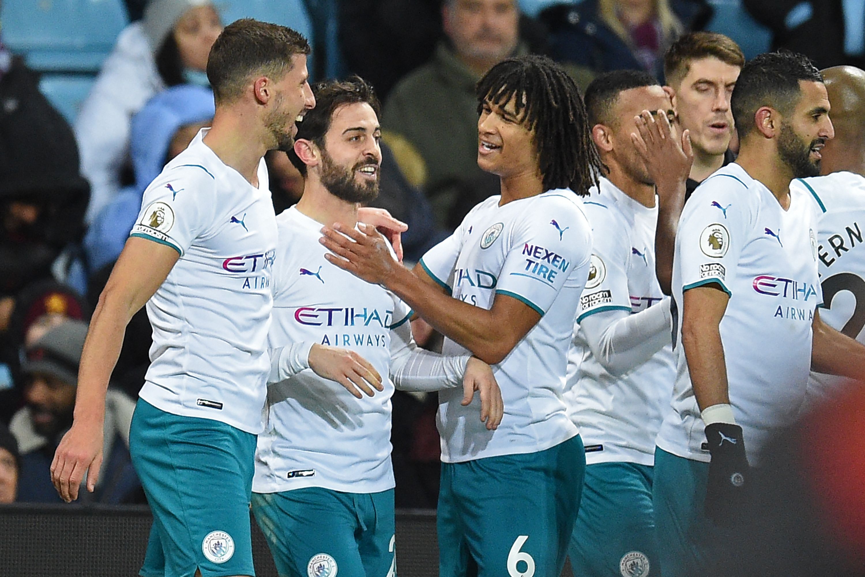 Para pemain Manchester City melakukan selebrasi usai mencetak gol ke gawang Aston Villa di laga Liga Primer Inggris.