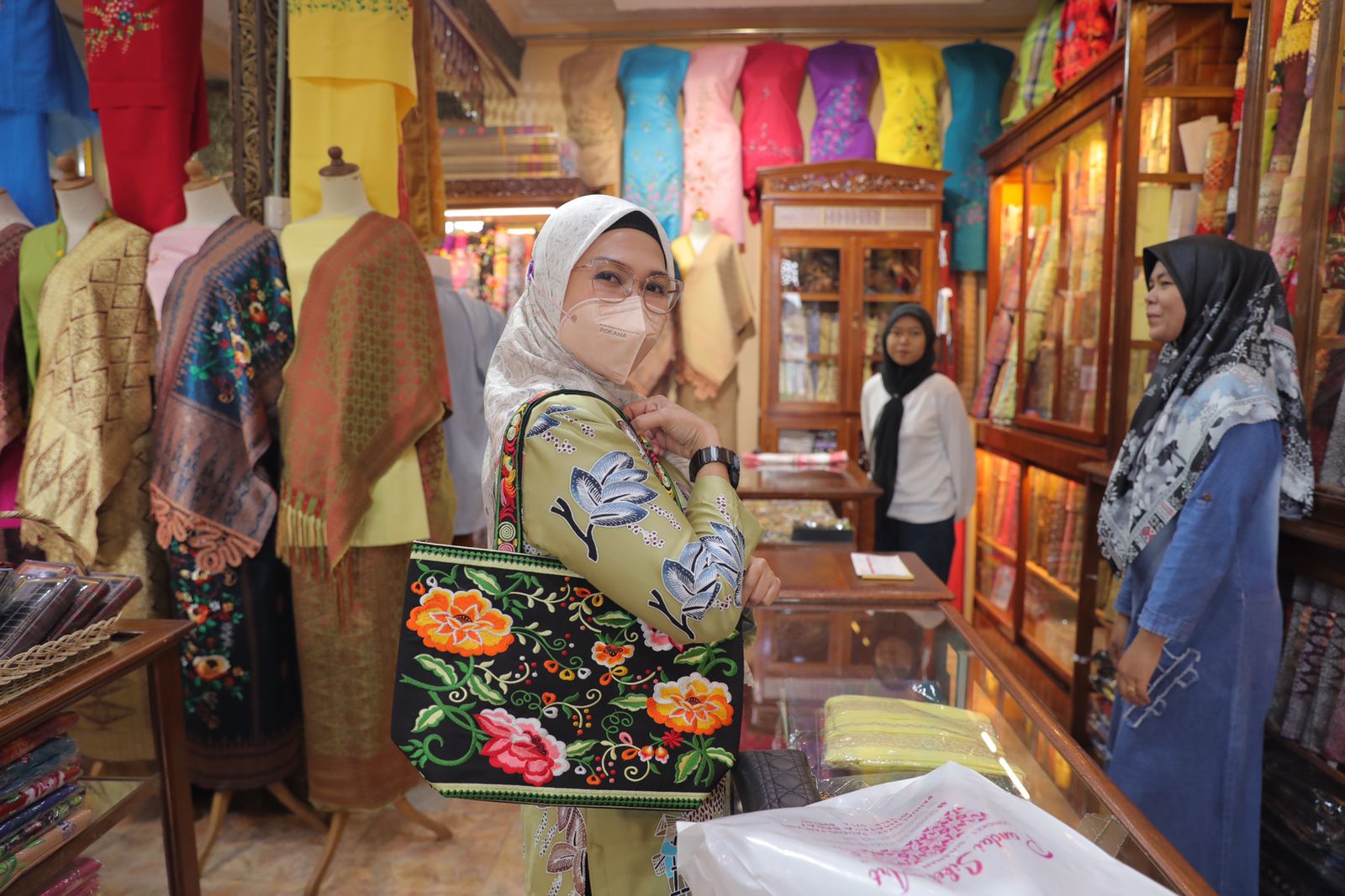 Ketua Ketua Dekranasda Bangka Belitung (Babel) Melati Erzaldi mengamati kain tenun Sikek di Nagari Pandai Sikek, Sepuluh Koto, Sumbar. 