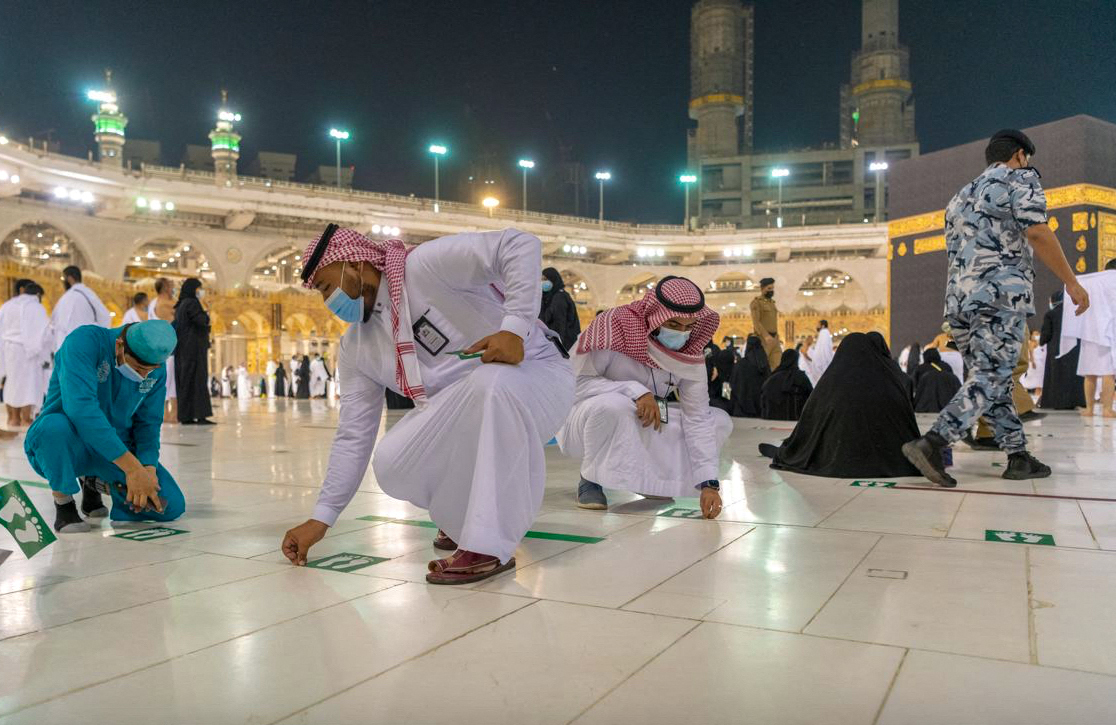Petugas mencabut tanda jaga jarak di Masjidil Haram, Mekkah