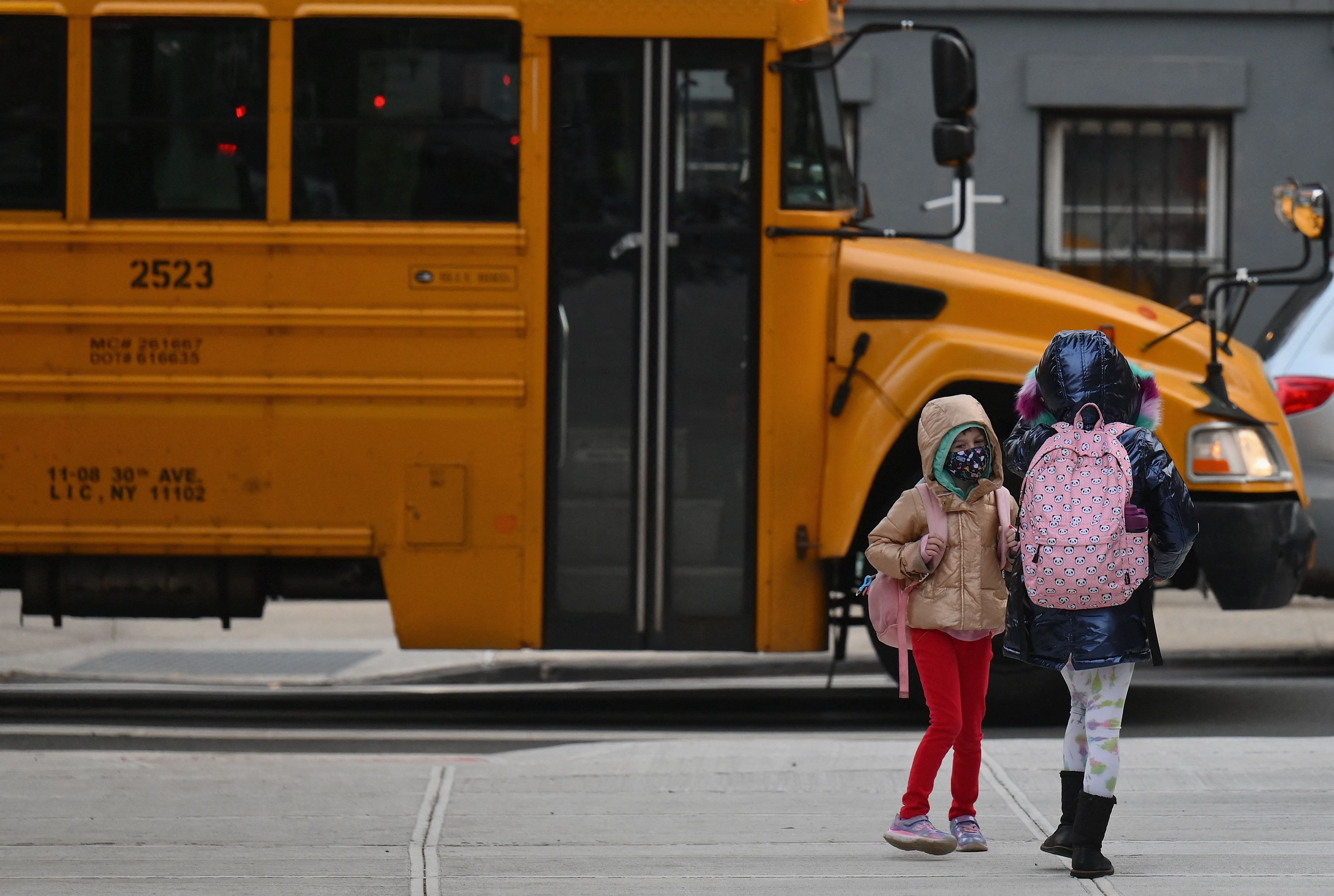 Pelajar turun dari bus sekolah saat tiba di sekolah mereka di New York, AS.