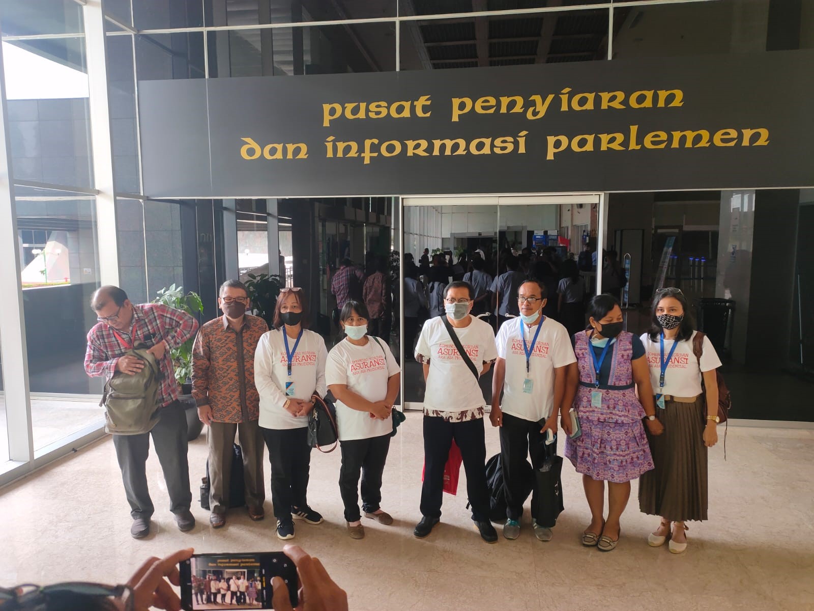 Biaya yang dibebankan kepada nasabah sangat banyak, seperti biaya akusisi, cetak polis, switching, manajer investasi, dan asuransi.