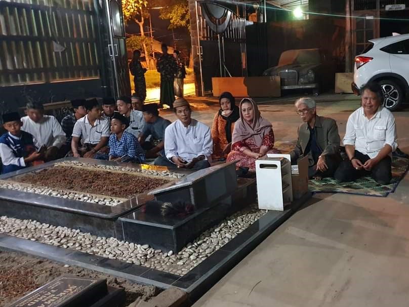 Yessy Gusman (berkerudung) di depan pusara Ki Entus Susmono di Desa Bengle Kecamatan Talang Kabupaten Tegal (Jateng).