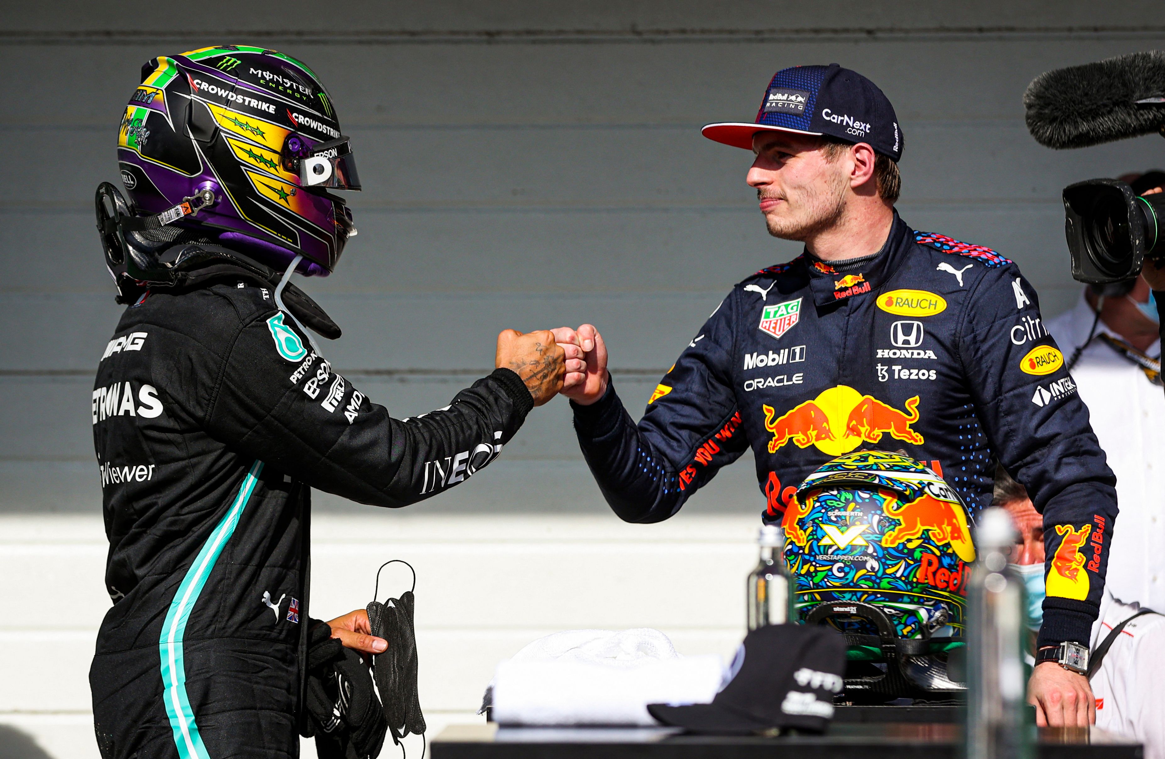 Pembalap Mercedes Lewis Hamilton (kiri) menyapa pembalap Red Bull Max Verstappen di atas podium GP Brasil.