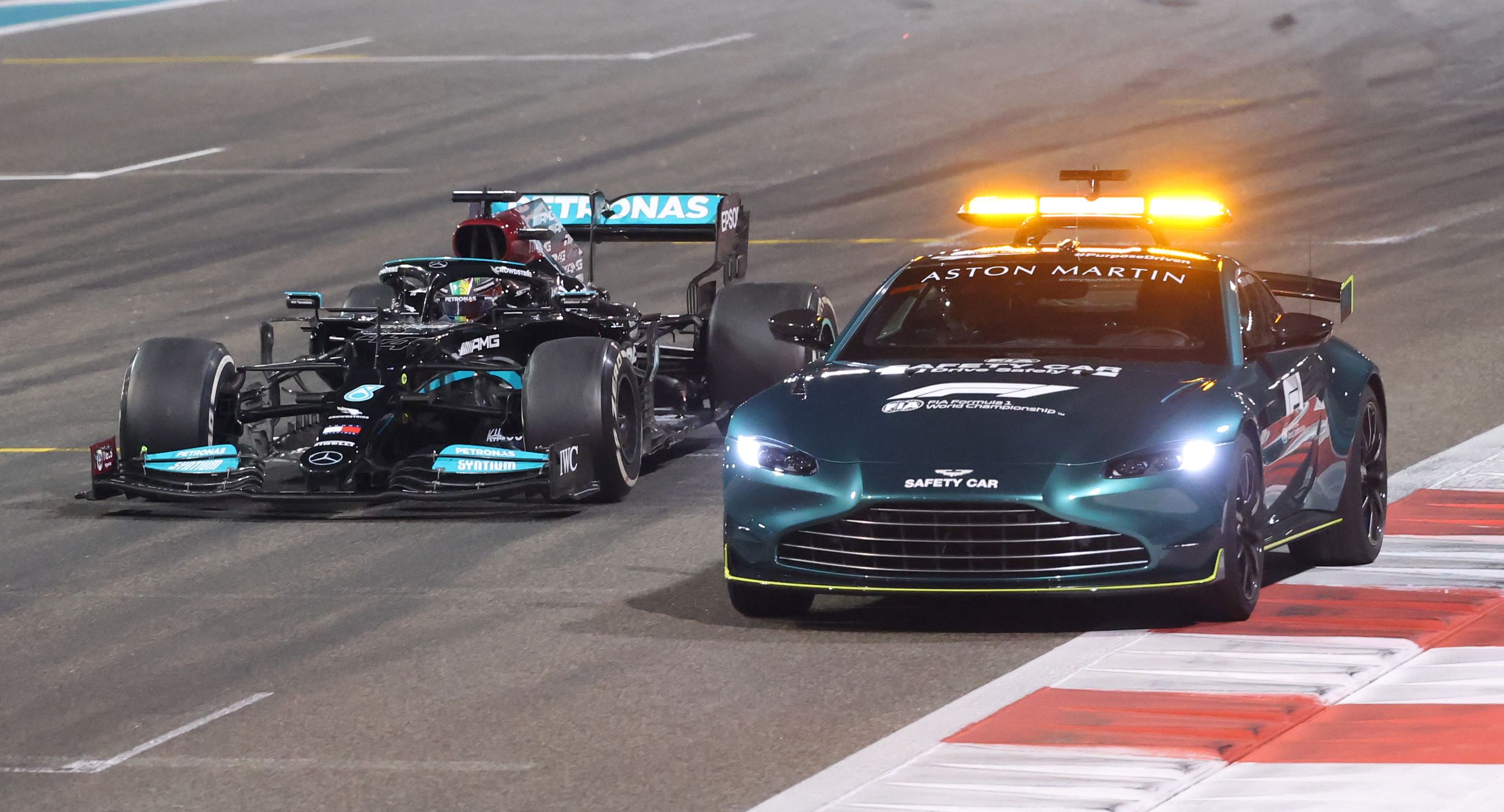 Pembalap Mercedes Lewis Hamilton berada di belakang safety car di GP Abu Dhabi, Minggu (12/12).