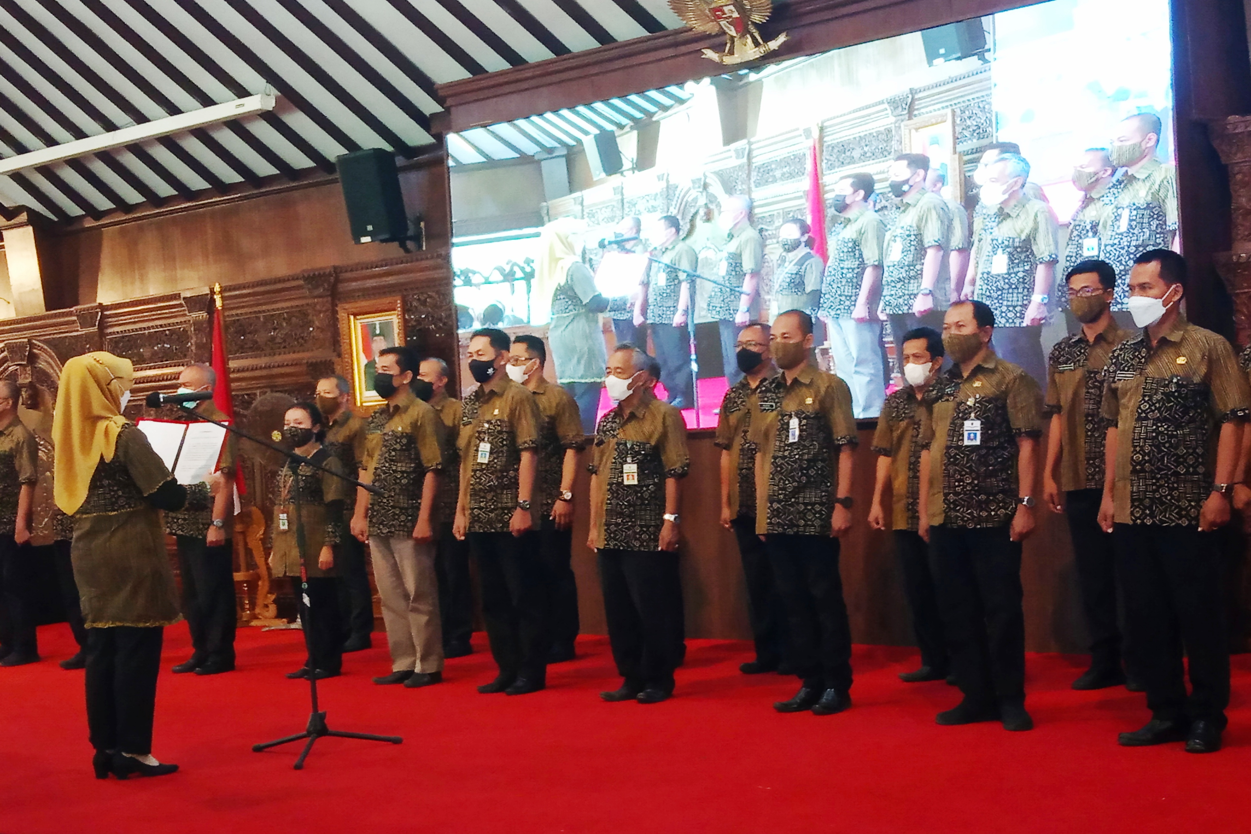 Ketua Dekranasda Klaten, Endang Samiasih Rahayu, melantik dan mengukuhkan pengurus baru Dekranasda Klaten. 