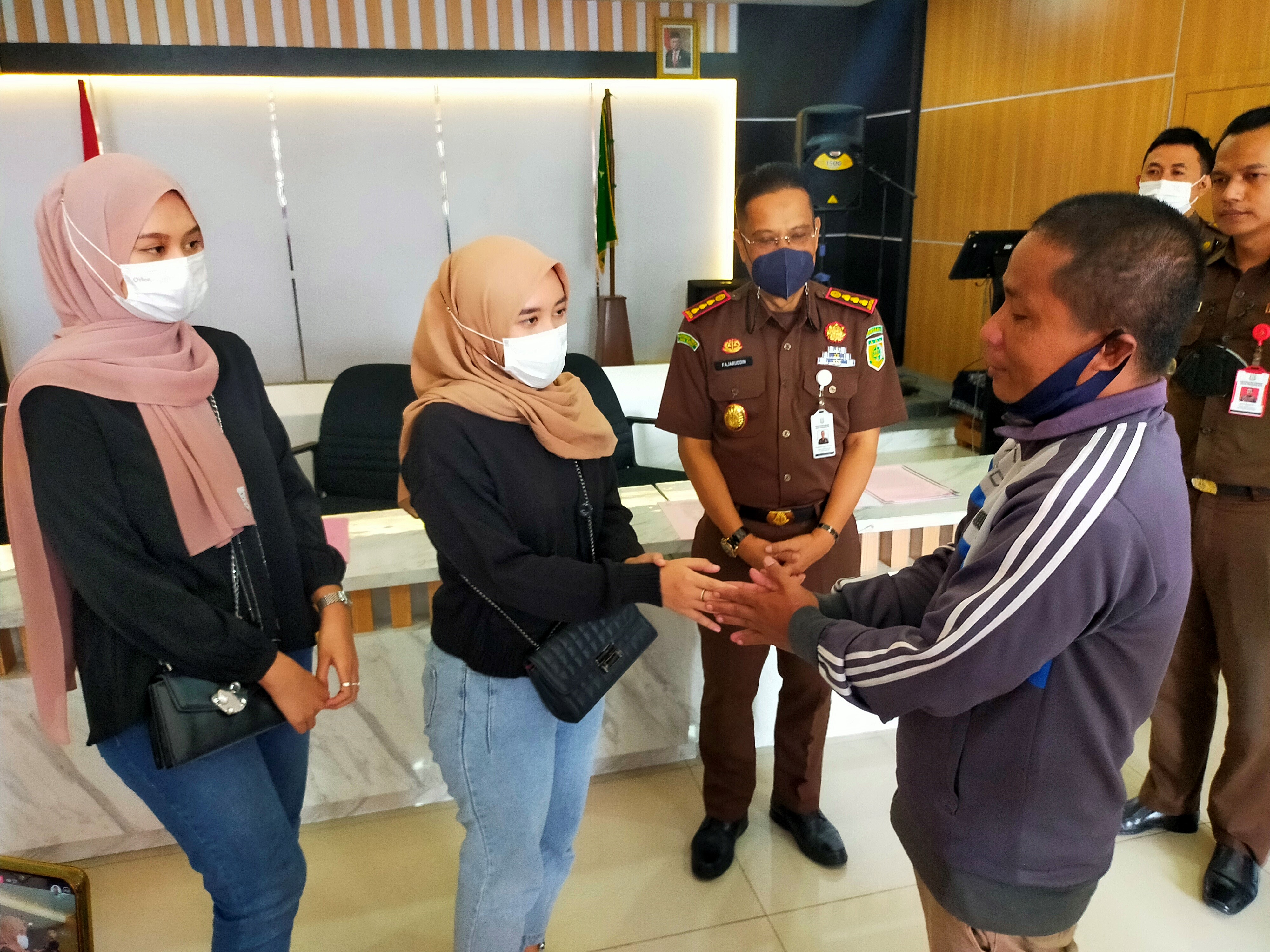 Kepala Kejaksaan Negeri Kota Tasikmalaya, Fajaruddin Yusuf, menyaksikan perdamaian antara dua mahasiswi dengan Aceng.