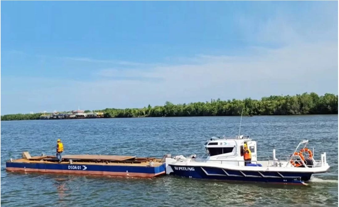 Kapal pendorong (push boat) Si Pitung mendorong tongkang di Waduk Pluit, Penjaringan, Jakarta Utara, Senin (27/12).