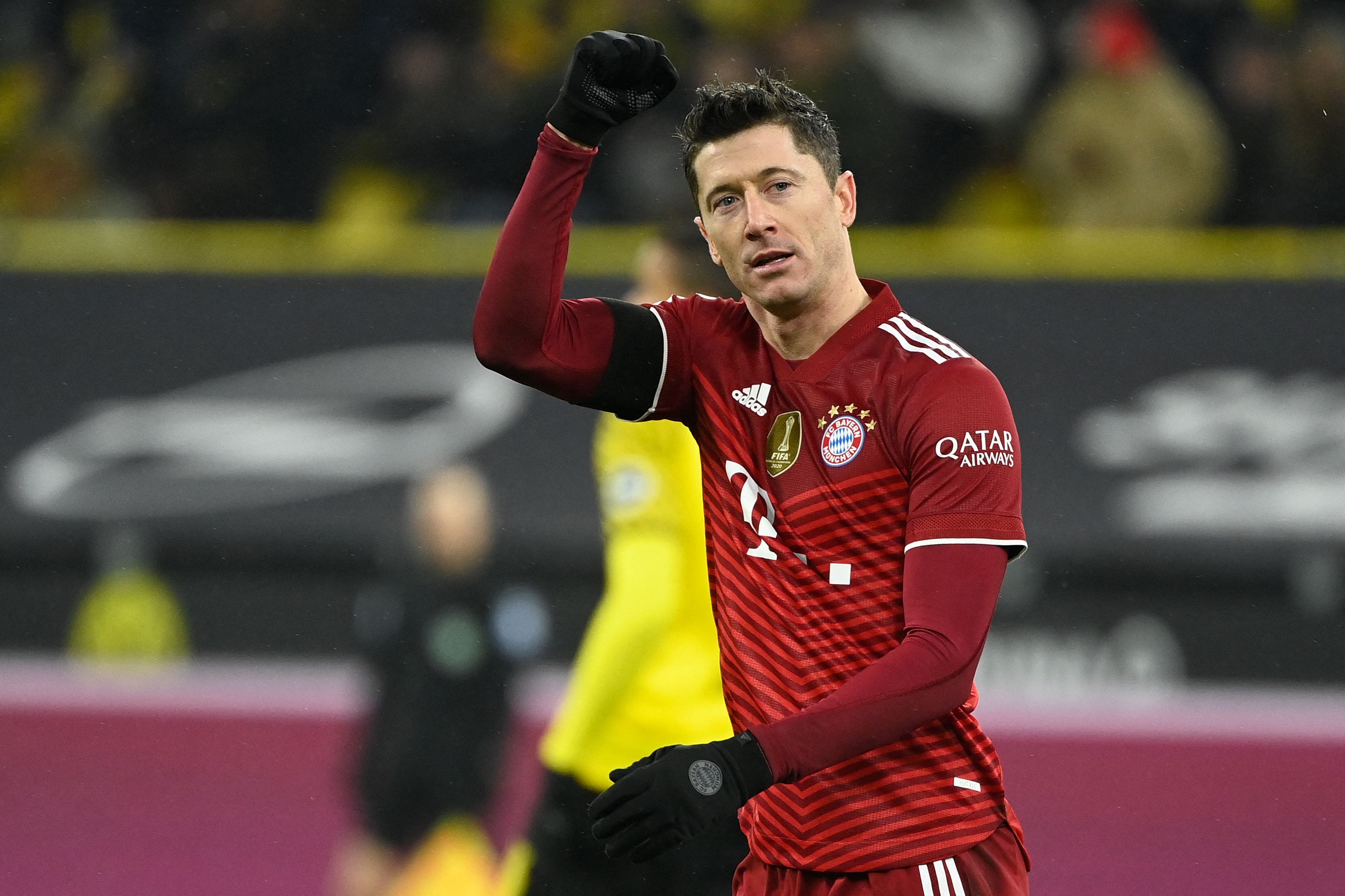 Penyerang Bayern Robert Lewandowski melakukan selebrasi usai mencetak gol ke gawang Dortmund di laga Bundesliga.